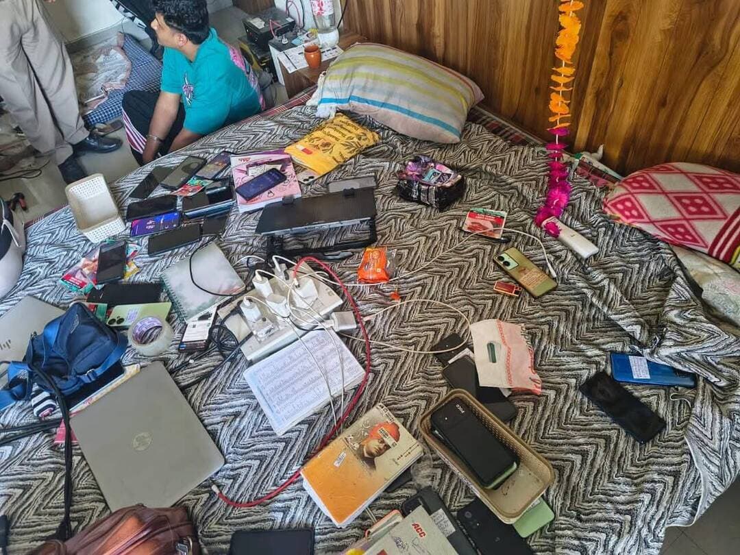 कांगड़ा में ऑनलाइन सट्टेबाजी के नेटवर्क पर पुलिस की रेड, 41 मोबाइल और 7 लैपटॉप जब्त, कार्रवाई जारी ।