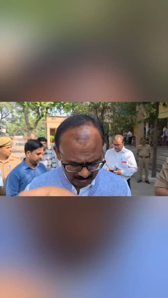 फिरोजाबाद जिलाधिकारी फिरोजाबाद
संतोष कुमार शर्मा ने बताया प्रातः 10 बजे तक मतदान -
स्नातक - 15399 में से 1024 वोट = 6.65%
शिक्षक - 3075 में से 297 वोट = 9.66%
शांतिपूर्ण चल रहा है मतदान