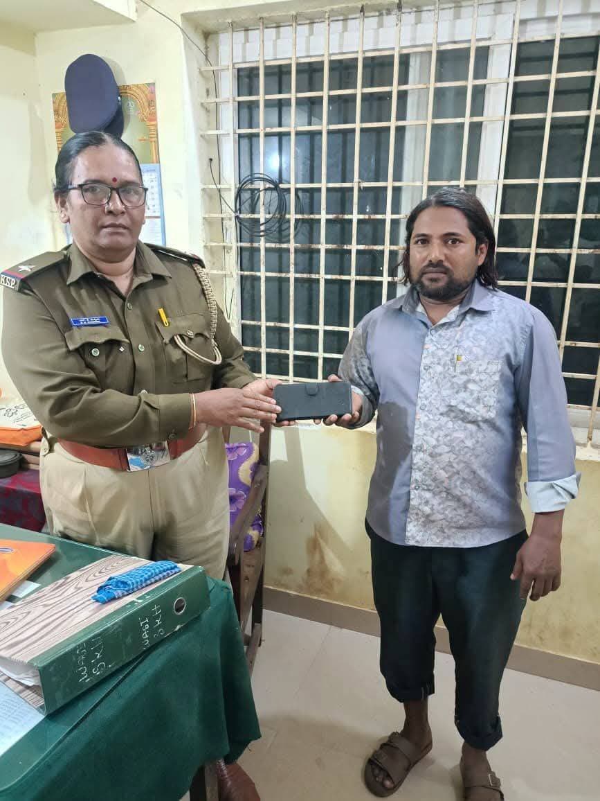 ಶಹಪೂರ ಪೊಲೀಸ್ ಠಾಣೆಯಿಂದ ಮೊಬೈಲ್ ಕಳೆದುಕೊಂಡ ವಾರಸುದಾರರಿಗೆ CEIR Portal ನಲ್ಲಿ ಪತ್ತೆಯಾದಂತಹ ಮೊಬೈಲ್ ವಶಪಡಿಸಿಕೊಂಡು ವಾರಸುದಾರರಿಗೆ ಮರಳಿಸಲಾಯಿತು. ಸಾರ್ವಜನಿಕರು ಮೊಬೈಲ್ ಕಳೆದುಕೊಂಡರೆ ಕೂಡಲೇ https://ceir.gov.in ಪೋರ್ಟಲ್ಗೆ ಭೇಟಿ ನೀಡಿ ಅಗತ್ಯ ಮಾಹಿತಿಯನ್ನು ಸಲ್ಲಿಸಿ.
<nis:link nis:type=tag nis:id=belagavicitypolice nis:value=BelagaviCityPolice nis:enabled=true nis:link/> <nis:link nis:type=tag nis:id=ceirportal nis:value=CEIRPortal nis:enabled=true nis:link/>