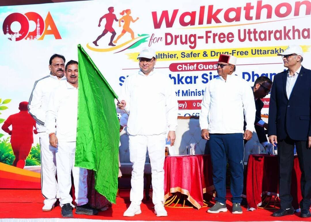 मुख्यमंत्री ने नशामुक्त उत्तराखण्ड वॉकथॉन को दिखाई हरी झंडी
नशे के खिलाफ लड़ाई केवल सरकार और पुलिस की नहीं, पूरे समाज की साझा जिम्मेदारी : मुख्यमंत्री
युवा नशामुक्ति अभियान में सहभागी ही नहीं, नेतृत्वकर्ता भी बनें : मुख्यमंत्री
मुख्यमंत्री पुष्कर सिंह धामी ने शुक्रवार को डॉ. बी.आर. अम्बेडकर ग्राउंड, ओएनजीसी, देहरादून में ओएनजीसी ऑफिसर्स एसोसिएशन द्वारा आयोजित 'ड्रग फ्री उत्तराखण्ड वॉकथॉन' को हरी झंडी दिखाकर रवाना किया और नशामुक्त उत्तराखंड की शपथ भी दिलाई। इस अवसर पर मुख्यमंत्री ने युवाओं सहित सभी प्रतिभागियों से नशामुक्त उत्तराखण्ड के निर्माण में सक्रिय भागीदारी निभाने का आह्वान किया।
मुख्यमंत्री ने कहा कि नशामुक्त उत्तराखण्ड वॉकथॉन केवल एक आयोजन नहीं, बल्कि समाज को जागरूक करने और स्वस्थ एवं सशक्त उत्तराखण्ड के निर्माण का संदेश देने वाला महत्वपूर्ण अभियान है। इस प्रकार के आयोजनों से नशे के दुष्प्रभावों के प्रति जनजागरूकता बढ़ने के साथ ही युवाओं को सकारात्मक दिशा में आगे बढ़ने की प्रेरणा मिलती है। उन्होंने इस पहल के लिए ओएनजीसी ऑफिसर्स एसोसिएशन के पदाधिकारियों, आयोजकों एवं विशेष रूप से श्री देवेन्द्र सिंह बिष्ट की सराहना की।
मुख्यमंत्री ने कहा कि नशा व्यक्ति के स्वास्थ्य और भविष्य के साथ ही उसके परिवार और समाज को भी प्रभावित करता है। जिस युवा के हाथों में किताबें होनी चाहिए, जिसे खेल के मैदान में अपनी प्रतिभा दिखानी चाहिए और अपने परिश्रम से भविष्य संवारना चाहिए, यदि वह नशे की गिरफ्त में आ जाता है, तो उसके सपनों के साथ ही परिवार की उम्मीदें भी प्रभावित होती हैं। इसलिए युवाओं को नशे से दूर रखकर उनकी ऊर्जा और प्रतिभा को सही दिशा देना हम सभी की जिम्मेदारी है।
मुख्यमंत्री ने कहा कि युवा प्रदेश की सबसे बड़ी शक्ति हैं। युवाओं को अपनी प्रतिभा, आत्मविश्वास और मेहनत के बल पर जीवन में आगे बढ़ना चाहिए। नशे से दूर रहने के लिए खेल, योग और व्यायाम को दैनिक जीवन का हिस्सा बनाना आवश्यक है। अच्छी संगति, सकारात्मक सोच और स्वस्थ जीवनशैली युवाओं को बेहतर भविष्य की ओर ले जाती है। उन्होंने युवाओं से आह्वान किया कि वे स्वयं नशे से दूर रहने के साथ ही अपने साथियों को भी इसके दुष्प्रभावों के प्रति जागरूक करें।
मुख्यमंत्री ने कहा कि नशे के खिलाफ लड़ाई केवल सरकार और पुलिस के प्रयासों से नहीं जीती जा सकती। इसके लिए अभिभावकों, शिक्षकों, सामाजिक संगठनों और समाज के प्रत्येक वर्ग को अपनी जिम्मेदारी निभानी होगी। विद्यालयों, महाविद्यालयों, कार्यस्थलों और खेल मैदानों से नशामुक्ति का संदेश हर घर और हर गांव तक पहुंचाना होगा। उन्होंने युवाओं से कहा कि वे इस अभियान में केवल सहभागी बनकर न रहें, बल्कि इसका नेतृत्व करें और दूसरों के लिए प्रेरणा बनें।
मुख्यमंत्री ने कहा कि राज्य सरकार प्रदेश को नशामुक्त बनाने के लिए निरंतर प्रयासरत है। नशे के अवैध कारोबार में शामिल लोगों के खिलाफ कार्रवाई के साथ ही जनजागरूकता, नशामुक्ति, उपचार और पुनर्वास पर भी विशेष ध्यान दिया जा रहा है। उन्होंने कहा कि नशे की लत से प्रभावित व्यक्तियों को सही मार्गदर्शन, परामर्श, उपचार और परिवार का भावनात्मक सहयोग मिलना भी आवश्यक है। नशामुक्त उत्तराखण्ड के लक्ष्य को प्राप्त करने के लिए प्रभावी कार्रवाई के साथ ही सामाजिक जागरूकता और पुनर्वास के प्रयासों में बेहतर समन्वय जरूरी है।
मुख्यमंत्री ने कहा कि उत्तराखण्ड देवभूमि होने के साथ ही वीरों, तपस्वियों और समृद्ध सांस्कृतिक परंपराओं की भूमि है। हमारी युवा पीढ़ी को इस गौरवशाली विरासत को आगे बढ़ाते हुए शिक्षा, कौशल विकास, खेल, स्टार्टअप, नवाचार और उद्यमिता के क्षेत्र में नई उपलब्धियां हासिल करनी हैं। सरकार का प्रयास है कि युवाओं की ऊर्जा का उपयोग प्रदेश और देश के विकास में हो तथा उन्हें अपनी प्रतिभा निखारने के अधिक से अधिक अवसर मिलें।
मुख्यमंत्री ने कहा कि नशामुक्त उत्तराखण्ड का संकल्प केवल किसी एक आयोजन तक सीमित नहीं रहना चाहिए, बल्कि इसे अपने आचार, विचार और व्यवहार का हिस्सा बनाना होगा। उन्होंने सभी से 'नशे को ना, जिंदगी को हां' का संदेश जन-जन तक पहुंचाने का आह्वान किया। मुख्यमंत्री ने कहा कि सामूहिक प्रयासों और जनभागीदारी से ही एक ऐसे स्वस्थ, सशक्त और नशामुक्त उत्तराखण्ड का निर्माण किया जा सकता है, जहां प्रत्येक युवा अपनी प्रतिभा और परिश्रम से आगे बढ़े तथा प्रत्येक परिवार का भविष्य सुरक्षित और खुशहाल हो।
इस अवसर पर कैबिनेट मंत्री श्री खजान दास, विधायक श्रीमती सविता कपूर, उत्तराखण्ड राज्य पिछड़ा वर्ग कल्याण परिषद के उपाध्यक्ष श्री अशोक वर्मा, डॉ. विकास लोईवाल, ओएनजीसी ऑफिसर्स एसोसिएशन के अध्यक्ष श्री देवेन्द्र सिंह बिष्ट सहित अन्य गणमान्य उपस्थित थे।