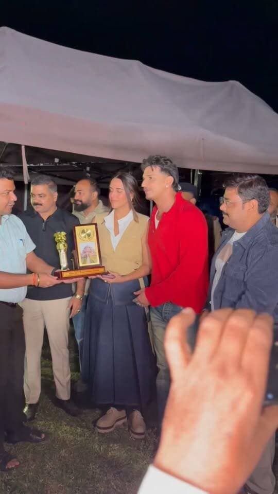 रोहतास के सिकरिया डैम पर MTV रोडीज की शूटिंग शुरू, पर्यटन को मिलेगी नई पहचान
डीएम दीपक कुमार मिश्रा ने निखिल चिनापा के साथ किया उद्घाटन, कैप्टन की भूमिका में नजर आएंगी अभिनेत्री नेहा धूपिया
सासाराम (रोहतास)। रोहतास जिले के सिकरिया डैम के पास मशहूर रियलिटी शो MTV रोडीज की शूटिंग शुरू हो गई है। इसको लेकर स्थानीय लोगों में उत्सुकता बढ़ गई है। जिलाधिकारी दीपक कुमार मिश्रा ने अभिनेता एवं रोडीज गैंग के सदस्य निखिल चिनापा के साथ शूटिंग का उद्घाटन किया।
इस शो में मशहूर अभिनेत्री नेहा धूपिया भी कैप्टन की भूमिका में शामिल हैं। रोडीज गैंग के सदस्य निखिल चिनापा ने शूटिंग की एक झलक सोशल मीडिया पर साझा की है। जिले में लोकप्रिय रियलिटी शो की शूटिंग शुरू होने से रोहतास के पर्यटन स्थलों को नई पहचान मिलने की उम्मीद है।
ऐतिहासिक विरासत और प्राकृतिक सुंदरता के लिए प्रसिद्ध रोहतास का सिकरिया डैम अपने आकर्षक प्राकृतिक परिवेश के कारण इस आयोजन के लिए खास है। यहां शूटिंग होने से जिले की खूबसूरती देशभर के दर्शकों तक पहुंच सकती है। इससे पर्यटन को बढ़ावा मिलने और स्थानीय स्तर पर रोजगार के अवसर बढ़ने की भी संभावना है।
युवाओं के बीच लोकप्रिय MTV रोडीज की शूटिंग रोहतास में होने से जिले में मनोरंजन जगत की गतिविधियों को लेकर चर्चा तेज हो गई है। अब दर्शकों को शो के आगामी एपिसोड का इंतजार है।