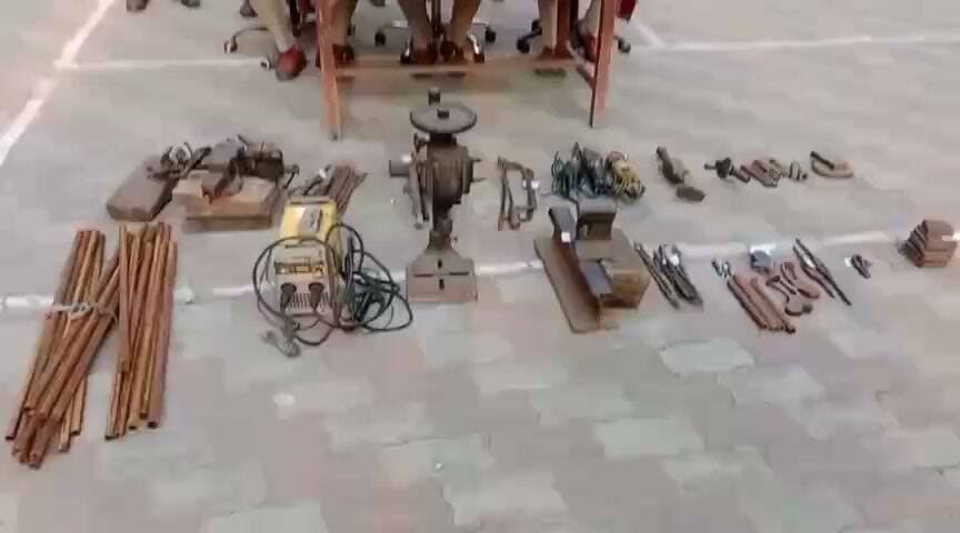 मिनी गन फैक्ट्री का उद्भेदन, भारी मात्रा में अर्धनिर्मित हथियार और उपकरण बरामद, जिला पुलिस और एसटीएफ की संयुक्त छापेमारी, एक हथियार तस्कर के बनगंगा गांव एसटीएफ की संयुक्त टीम ने अवैध मिनी गन फैक्ट्री का उद्भेदन किया है। छापेमारी के दौरान पुलिस ने भारी मात्रा में अर्धनिर्मित हथियार, हथियार बनाने में इस्तेमाल होने वाली मशीनें, उपकरण, लोहे के पाइप और चार जिंदा कारतूस बरामद किए हैं। मौके से विनेश विश्वकर्मा उर्फ बिंदी मिस्त्री को गिरफ्तार किया गया है। इस कार्रवाई के बाद अवैध हथियार निर्माण से जुड़े नेटवर्क को लेकर पुलिस की जांच तेज हो गई है।
पुलिस के अनुसार, सुबह करीब आठ बजे गुप्त सूचना में दिलीप विश्वकर्मा और उसके पिता विनेश विश्वकर्मा उर्फ बिंदी मिस्त्री के घर में अवैध रूप से हथियार बनाने का काम किया जा रहा है। सूचना मिलने के बाद पुलिस ने उसका सत्यापन किया। इसके बाद पुलिस अधीक्षक के निर्देश पर सशस्त्र बल और एसटीएफ की संयुक्त टीम गठित कर संबंधित घर में छापेमारी की गई।
छापेमारी के दौरान घर के विभिन्न कमरों में छिपाकर रखे गए हथियार निर्माण के उपकरण और अर्धनिर्मित हथियार बरामद किए गए। पुलिस ने 30 लोहे की रेती, छह हथौड़े, दो ग्राइंडर मशीन, ड्रिल मशीनें, चार बेंच वाइस मशीन, एक इलेक्ट्रिक वेल्डिंग मशीन, सात लोहे की सरसी, 15 सांचे और अन्य उपकरण जब्त किए हैं।
इसके अलावा देशी बंदूक के छोटे-बड़े नौ नाल, चार अलग-अलग देशी बंदूक के नाल, देशी कट्टे की दो अर्धनिर्मित बॉडी एवं बट, एक देशी कट्टा और हथियारों की नाल बनाने में इस्तेमाल होने वाले 20 लोहे के पाइप भी बरामद किए गए हैं। मौके से चार जिंदा कारतूस भी जब्त किए गए।
सदर डीएसपी टू राहुल कुमार ने बताया कि गुप्त सूचना के आधार पर योजनाबद्ध तरीके से छापेमारी की गई। गिरफ्तार विनेश विश्वकर्मा उर्फ बिंदी मिस्त्री के खिलाफ पुलिस आगे की कानूनी कार्रवाई कर रही है। मामले में हथियार निर्माण और तस्करी से जुड़े अन्य पहलुओं की भी जांच की जा रही है।