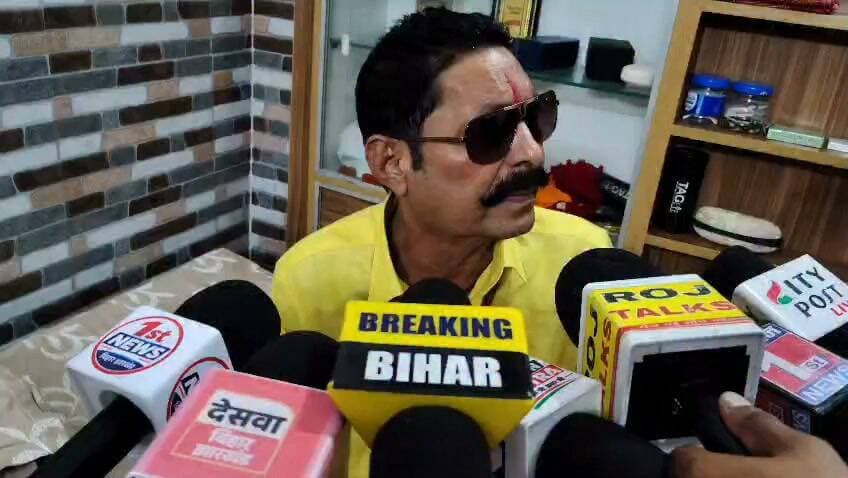 मोकामा विधायक अनंत सिंह बोले - जनता मालिक है, जनता भगवान है, हमारी जीत होगी*
मोकामा विधायक अनंत सिंह पत्रकारों से बातचीत करते हुए नजर आए। इस दौरान उन्होंने चुनाव, जनता और चुनावी माहौल को लेकर अपनी बात रखी।
अनंत सिंह कहते नजर आ रहे हैं कि चुनाव में _"जनता मालिक है, भगवान है"_। जीत दुकान में नहीं मिलती, जीत जनता में है। उन्होंने दावा किया कि हमारी जीत होगी और अंतिम फैसला जनता का होगा।
निष्पक्षता पर सवाल पूछे जाने पर उन्होंने साफ कहा कि लोग कहते हैं सरकार बेईमानी कर लेगी, ये गलत बात है। _कोई बेईमानी नहीं होगी_, क्योंकि ये जनता का वोट है। अगर कोई बेईमानी करेगा तो जनता जवाब दे देगी। ऐसी गलती कोई नहीं करेगा।
चुनावी माहौल को लेकर उन्होंने कहा कि _कहीं कोई तनाव का माहौल नहीं है_। सब कुछ सामान्य है, कहीं कोई दिक्कत नहीं है।
*बाइट - अनंत सिंह, विधायक, मोकामा*