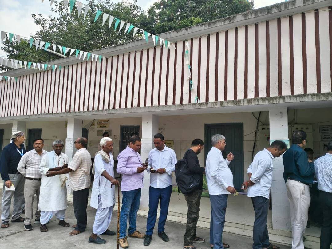 बिहार विधान परिषद के पटना स्नातक एवं शिक्षक निर्वाचन-2026 के तहत आज दिनांक 23 अक्टूबर 2026 को नवादा जिले में मतदान की प्रक्रिया शांतिपूर्ण ढंग से जारी है।
पूर्वाह्न 10:00 बजे तक,पटना शिक्षक निर्वाचन क्षेत्र में 10.36 प्रतिशत तथा पटना स्नातक निर्वाचन क्षेत्र में 4.72 प्रतिशत मतदान दर्ज किया गया है।
