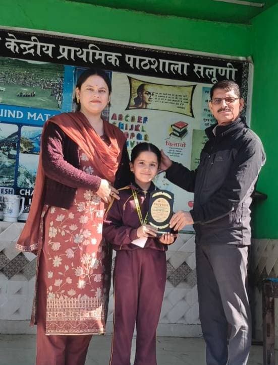 जिला स्तरीय बाल मेले में पंखुड़ी का शानदार प्रदर्शन, सलूणी का नाम किया रोशन
PM श्री GCPS सलूणी में दो ट्रॉफियां जीतकर लौटे विद्यार्थियों को किया सम्मानित
सलूणी (चंबा)। PM श्री राजकीय केंद्रीय प्राथमिक पाठशाला (GCPS) सलूणी की छात्रा पंखुड़ी ने जिला स्तरीय बाल मेले में सोलो डांस प्रतियोगिता में शानदार प्रस्तुति देकर स्कूल और सलूणी क्षेत्र का नाम रोशन किया। वहीं, पंखुड़ी एंड पार्टी ग्रुप ने भी अपनी बेहतरीन डांस प्रस्तुति से सभी का ध्यान आकर्षित किया।
जिला स्तरीय बाल मेले में उत्कृष्ट प्रदर्शन करते हुए स्कूल के विद्यार्थियों ने दो ट्रॉफियां अपने नाम कीं। इस उपलब्धि से स्कूल में खुशी का माहौल है। विद्यार्थियों की इस सफलता पर आज स्कूल में उन्हें सम्मानित किया गया।
स्कूल प्रबंधन और शिक्षकों ने विद्यार्थियों की प्रतिभा, मेहनत और लगन की सराहना करते हुए उनके उज्ज्वल भविष्य की कामना की। विद्यार्थियों की इस उपलब्धि से स्कूल सहित पूरे सलूणी क्षेत्र में खुशी की लहर है।
Suneel Pahadi ✍️
Pahadi News
