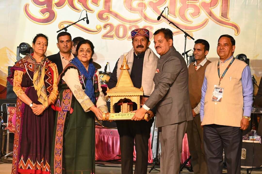 कुल्लू दशहरा से दुनिया तक पहुंच रही हिमाचल की सांस्कृतिक विरासत: मुकेश अग्निहोत्री
अंतर्राष्ट्रीय कलाकारों ने ग्लोबल डांस में बिखेरे संस्कृति के रंग, पहाड़ी नाटी पर थिरके विदेशी कलाकार
उप मुख्यमंत्री ने भगवान रघुनाथ जी के दर्शन कर लिया आशीर्वाद, विभागीय प्रदर्शनियों का भी किया अवलोकन
Kullu Times
उप मुख्यमंत्री मुकेश अग्निहोत्री ने कहा कि अंतरराष्ट्रीय कुल्लू दशहरा हिमाचल प्रदेश का सबसे बड़ा मेला है, जो प्रदेश की समृद्ध सांस्कृतिक विरासत, लोक परंपराओं और देव संस्कृति को देश-दुनिया तक पहुंचा रहा है। कुल्लू-मनाली का नाम हिमाचल की पहचान के साथ जुड़ा है और कुल्लू दशहरा लंबे समय से पूरे गौरव और उत्साह के साथ मनाया जाता रहा है। समय के साथ इस उत्सव के स्वरूप में व्यापक बदलाव आया है और आज यह भव्य अंतरराष्ट्रीय आयोजन के रूप में अपनी पहचान मजबूत कर रहा है।
मुकेश अग्निहोत्री ने यह बात कुल्लू के ढालपुर स्थित रथ मैदान में आयोजित ग्लोबल डांस कार्यक्रम में विभिन्न देशों और प्रदेशों के कलाकारों की सांस्कृतिक प्रस्तुतियां देखने के बाद कही। उन्होंने कहा कि कुल्लू दशहरा के ऐतिहासिक महत्व के साथ-साथ इसके आयोजन में नए आकर्षण भी जुड़ रहे हैं। ग्लोबल डांस कार्यक्रम और राम राज्य की अवधारणा पर आधारित लेजर शो और ड्रोन शो ने मेले की भव्यता को और बढ़ाया है। दुनिया भर के लोग कुल्लू दशहरा का इंतजार करते हैं और यह उत्सव अंतरराष्ट्रीय स्तर पर प्रदेश की सांस्कृतिक पहचान को नई ऊंचाइयां दे रहा है।
उप मुख्यमंत्री ने कहा कि कुल्लू दशहरा के स्वरूप में आए बदलाव और इसे अधिक भव्य बनाने के लिए स्थानीय विधायक सुंदर सिंह ठाकुर के प्रयास सराहनीय हैं। आयोजन में नए प्रयोग किए जा रहे हैं, जिससे मेले का आकर्षण बढ़ा है। उन्होंने कुल्लू दशहरा के सफल आयोजन के लिए सभी को बधाई देते हुए आशा जताई कि यह उत्सव भविष्य में भी इसी तरह नई ऊंचाइयों को छूता रहेगा।
मुकेश अग्निहोत्री ने कहा कि ग्लोबल डांस कार्यक्रम विभिन्न देशों और संस्कृतियों के बीच आपसी समझ, सद्भाव और मित्रता को मजबूत करने का प्रभावी माध्यम है। इस बार करीब 15 देशों के कलाकार कुल्लू पहुंचे हैं। ग्लोबल डांस में संयुक्त राज्य अमेरिका, रूस, इंडोनेशिया, कजाकिस्तान और मलेशिया सहित विभिन्न देशों के कलाकारों के साथ लद्दाख, स्पीति और हिमाचल प्रदेश के कलाकार भी अपनी पारंपरिक वेशभूषा में सांस्कृतिक प्रस्तुतियां दीं। इन प्रस्तुतियों के माध्यम से कलाकारों ने अपने-अपने क्षेत्रों की लोक संस्कृति, परंपराओं और जीवनशैली की झलक पेश की।
उन्होंने कहा कि ऐसे सांस्कृतिक आदान-प्रदान से हिमाचल के लोगों को दूसरे देशों की संस्कृति को करीब से जानने का अवसर मिलता है, वहीं विदेशी कलाकारों को हिमाचल की समृद्ध लोक कला और परंपराओं से परिचित होने का मौका मिलता है। अंतरराष्ट्रीय कलाकारों की भागीदारी से हिमाचली संस्कृति कमजोर नहीं होती, बल्कि उसकी विशिष्टता और अधिक निखरकर सामने आती है। विभिन्न संस्कृतियों के संगम के बीच हिमाचल की लोक परंपराएं अपनी अलग पहचान बनाए रखती हैं।
ग्लोबल डांस कार्यक्रम के दौरान विभिन्न देशों और क्षेत्रों के कलाकारों ने अपनी पारंपरिक वेशभूषा में मनमोहक नृत्य प्रस्तुत किए। पहाड़ी गीत लगा डोलो रा धमाका की धुन पर जब नाटी प्रस्तुत की गई तो विदेशी कलाकार भी इसकी लय पर थिरक उठे। इस सामूहिक नृत्य ने सांस्कृतिक एकता, आपसी सद्भाव और मैत्री का संदेश दिया।
उप मुख्यमंत्री ने भगवान रघुनाथ जी के शिविर में पहुंचकर दर्शन किए और आशीर्वाद प्राप्त किया। उन्होंने दशहरा उत्सव में लगाई गई विभिन्न विभागीय प्रदर्शनियों का अवलोकन भी किया। इसके अतिरिक्त वह लाल चंद प्रार्थी कला केंद्र में आयोजित कुल्लू दशहरा की दूसरी सांस्कृतिक संध्या में मुख्य अतिथि के रूप में शामिल हुए।
इस अवसर पर हिमाचल कांग्रेस प्रभारी रजनी पाटिल, विधायक कुल्लू सुंदर सिंह ठाकुर, मिल्कफेड के अध्यक्ष बुद्धि सिंह ठाकुर, एपीएमसी कुल्लू एवं लाहौल-स्पीति के अध्यक्ष राम सिंह मियां, जिला कांग्रेस कमेटी के अध्यक्ष शेष राम आजाद, महासचिव वीरेंद्र कुमार, उपायुक्त कुल्लू अमित कुमार शर्मा, पुलिस अधीक्षक अभिषेक एस. पायसकर, नगर परिषद कुल्लू की अध्यक्ष आशा ठाकुर, उपाध्यक्ष शालिनी सहित अन्य गणमान्य व्यक्ति उपस्थित रहे।