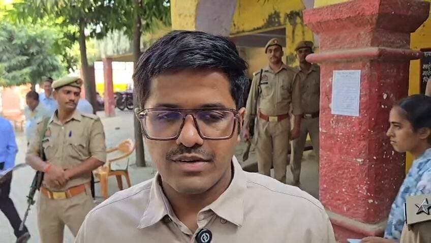 चित्रकूट में एमएलसी चुनाव के लिए सुबह 10 बजे तक 4.11 प्रतिशत मतदान
चित्रकूट। उत्तर प्रदेश विधान परिषद के इलाहाबाद-झांसी खंड के स्नातक एवं शिक्षक निर्वाचन क्षेत्र के द्विवार्षिक निर्वाचन 2026 के तहत जनपद चित्रकूट में मतदान जारी है। जिले में मतदान के लिए कुल 13 बूथ बनाए गए हैं।
प्राप्त आंकड़ों के अनुसार, चित्रकूट में कुल 11,622 मतदाता हैं, जिनमें 8,488 पुरुष और 3,134 महिला मतदाता शामिल हैं। सुबह 10 बजे तक कुल 478 मतदाताओं ने अपने मताधिकार का प्रयोग किया। इनमें 383 पुरुष और 95 महिलाएं शामिल हैं। इस प्रकार सुबह 10 बजे तक कुल 4.11 प्रतिशत मतदान दर्ज किया गया।