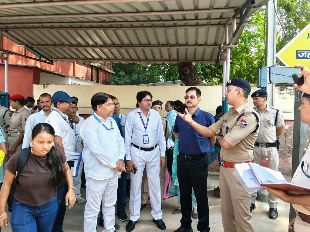 स्टेशन पहुंचे आरपीएफ के आईजी अमरेश कुमार, यात्रियों से किया सीधा संवाद
शौचालय, साफ-सफाई और सुरक्षा से जुड़ी समस्याओं को सुना, समाधान का दिया भरोसा
जहानाबाद : पटना-गया रेलखंड के जहानाबाद रेलवे स्टेशन को आरपीएफ के आईजी अमरेश कुमार ने औचक निरीक्षण किया। इस दौरान उन्होंने स्टेशन परिसर में यात्रियों से सीधा संवाद कर रेलवे की ओर से उपलब्ध कराई जा रही सुविधाओं का जायजा लिया। यात्रियों ने आईजी के समक्ष शौचालय की व्यवस्था, साफ-सफाई और सुरक्षा से जुड़ी समस्याएं रखीं। आईजी ने सभी शिकायतों और सुझावों को गंभीरता से सुना तथा समस्याओं के समाधान का भरोसा दिलाया।आईजी अमरेश कुमार ने कहा कि रेलवे की ओर से विभिन्न स्टेशनों पर जनसंवाद कार्यक्रम आयोजित किया जा रहा है। इसका उद्देश्य यात्रियों से सीधे बातचीत कर उनकी वास्तविक समस्याओं और जरूरतों को समझना है। यात्रियों से प्राप्त सुझावों के आधार पर सुविधाओं में सुधार के लिए आवश्यक कदम उठाए जाएंगे।अमृत भारत योजना के तहत हो रहा विकास कार्य को लेकर आईजी ने बताया कि अमृत भारत रेलवे स्टेशन का विकास किया जा रहा है। स्टेशन पर निर्माण कार्य जारी रहने के कारण यात्रियों को कुछ असुविधाओं का सामना करना पड़ रहा है। निर्माण कार्य पूरा होने तक यात्रियों की परेशानी कम करने के लिए जरूरी इंतजाम किए जाएंगे।उन्होंने कहा कि यात्रियों को बेहतर सुविधाएं उपलब्ध कराना रेलवे की प्राथमिकता है। जनसंवाद के माध्यम से सामने आने वाली समस्याओं को चिह्नित कर उनके समाधान की दिशा में काम किया जाएगा। आईजी के निरीक्षण और यात्रियों से सीधे बातचीत के बाद लोगों को उम्मीद है कि स्टेशन पर साफ-सफाई, शौचालय और सुरक्षा व्यवस्था में सुधार होगा।इस दौरान आईजी ने आरपीएफ पोस्ट का भी निरीक्षण किया, व दिशा निर्देश दिए, व यात्रियों ने जन संवाद के दौरान बताया कि पर्व को लेकर ट्रेन में भीड़ बढ़ गया है,इस दौरान ट्रेन को लेट आने से स्टेशन पर भीड़ बढ़ जाती है,इसका भी उन्होंने समाधान का भरोसा दिलाया। इस दौरान आरपीएफ व जीआरपी के साथ अन्य अधिकारी उपस्थित थे।