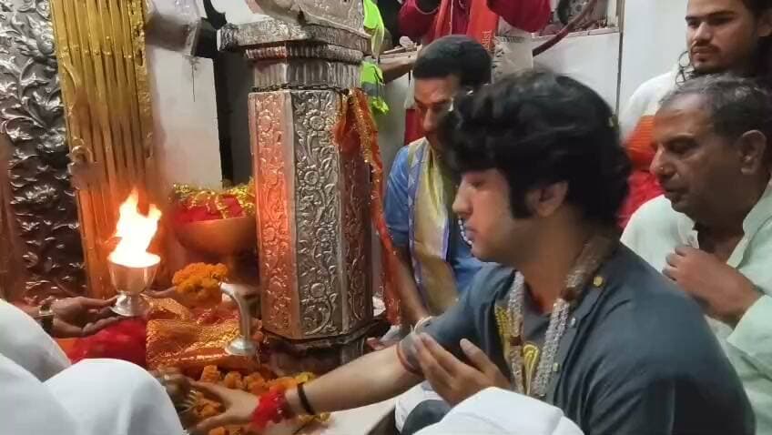 मैहर पहुंचे बागेश्वर धाम के पीठाधीश्वर धीरेंद्र कृष्ण शास्त्री, मां शारदा के किए दर्शन