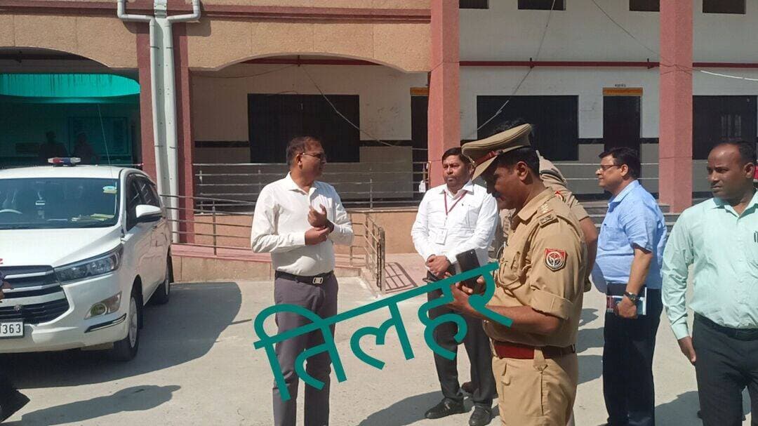 शाहजहांपुर: तिलहर में जिलाधिकारी और पुलिस अधीक्षक ने मतदान केंद्र का निरीक्षण किया। संबंधित को दिए आवश्यक दिशा निर्देश।