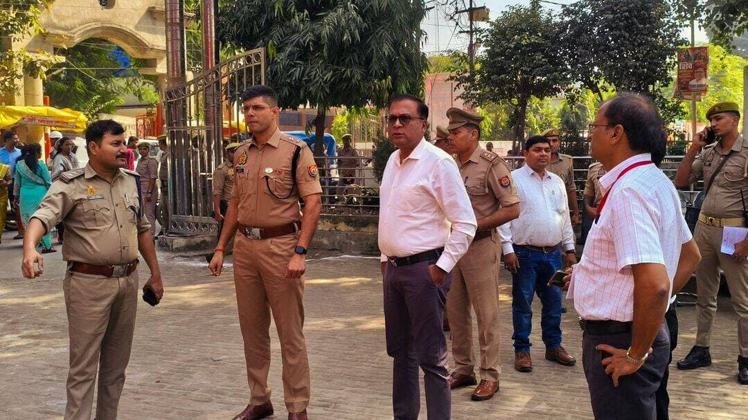 शाहजहांपुर: जिलाधिकारी एवं पुलिस अधीक्षक ने मतदान केंद्रों का निरीक्षण किया।