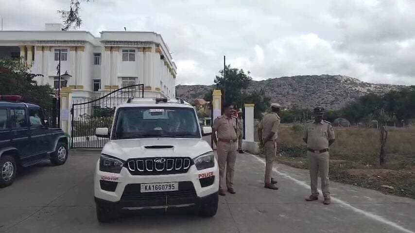 ಮೊಳಕಾಲ್ಮುರು: ಮೊಳಕಾಲ್ಮೂರು: ಆಗ್ನೇಯ ಪದವೀಧರ ಕ್ಷೇತ್ರದ ಮತದಾನ ಆರಂಭ