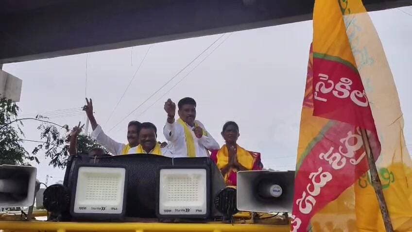 బాపట్ల: బాపట్ల ఎన్నికల ప్రచారంలో ఎమ్మెల్యే నరేంద్ర వర్మ రాజు స్టెప్పులు: వైరల్ వీడియో
