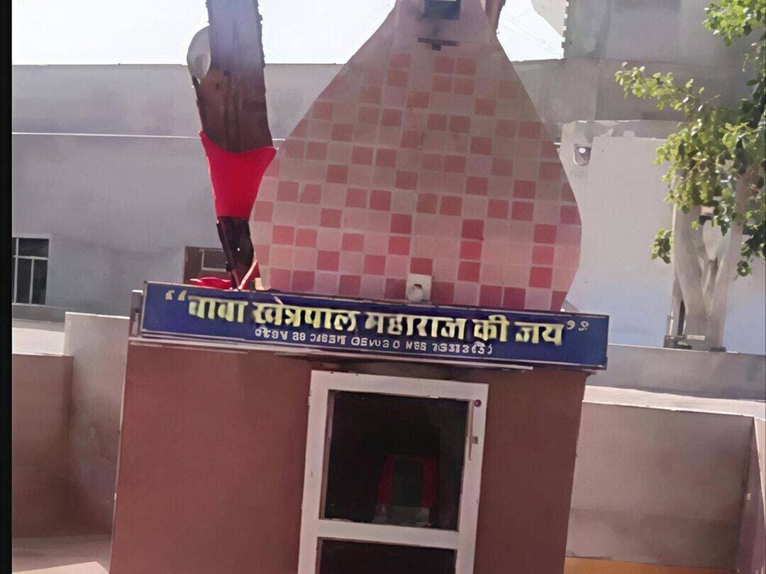 बाबा खेतरपाल मंदिर में 24 को होगा रात्रि जागरण,
25 अक्टूबर को लंगर,
38वें वार्षिक धार्मिक आयोजन को लेकर तैयारियां शुरू, मनोज रंगा एंड पार्टी बीकानेर वाले देंगे भजनों की प्रस्तुतियां
अनूपगढ के वार्ड संख्या 13 स्थित बाबा खेतरपाल मंदिर में 38वें वार्षिक धार्मिक आयोजन के तहत 24 अक्टूबर को विशाल रात्रि जागरण तथा 25 अक्टूबर को भंडारे एवं लंगर का आयोजन किया जाएगा। आयोजन को लेकर श्रद्धालुओं में उत्साह है। धार्मिक कार्यक्रम में भजन-कीर्तन के माध्यम से बाबा खेतरपाल की महिमा का गुणगान किया जाएगा। सेवादार वेद प्रकाश बलाना ने बताया कि आयोजन के तहत शनिवार, 24 अक्टूबर को रात 9:15 बजे रात्रि जागरण शुरू होगा। इसमें मनोज रंगा एंड पार्टी, बीकानेर वाले भजनों की प्रस्तुतियां देंगे। अगले दिन रविवार, 25 अक्टूबर को सुबह 11:15 बजे से भंडारे एवं लंगर का आयोजन किया जाएगा। इसमें श्रद्धालु प्रसाद ग्रहण करेंगे। अध्यक्ष नवीन धुडिया ने बताया कि बाबा खेतरपाल मंदिर में आयोजित होने वाले इस वार्षिक धार्मिक कार्यक्रम में बड़ी संख्या में श्रद्धालुओं के पहुंचने की संभावना है। आयोजन को लेकर तैयारियां की जा रही हैं। श्रद्धालु बाबा के दरबार में मत्था टेककर परिवार की सुख-समृद्धि की कामना करेंगे।