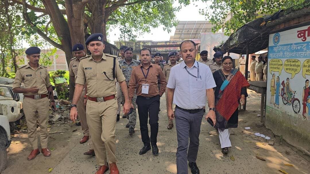 सहरसा जिलाधिकारी एवं पुलिस अधीक्षक स्नातक चुनाव की मतदान का निरीक्षण करने पहुंचे,