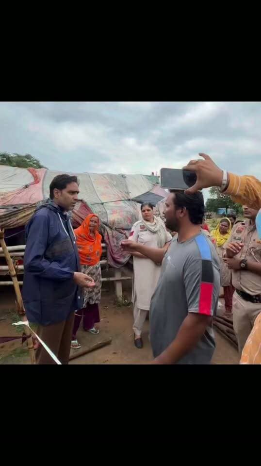 सारे मर गए क्या,खेत वाला कोई तो होगा ।