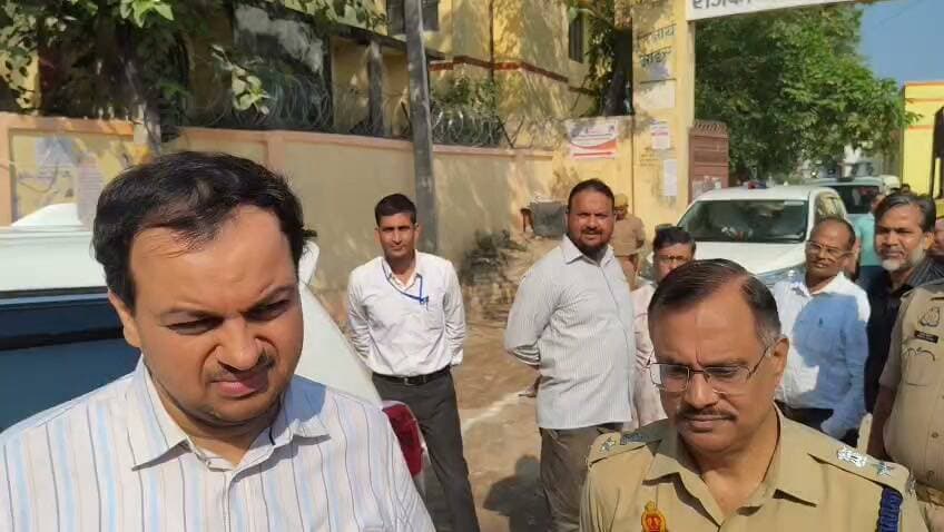 विधान परिषद स्नातक एवं शिक्षक चुनाव को लेकर गाजीपुर डीएम का बड़ा बयान
गाजीपुर। उत्तर प्रदेश विधान परिषद के वाराणसी खंड स्नातक एवं वाराणसी खंड शिक्षक निर्वाचन-2026 को लेकर जिला प्रशासन ने तैयारियां पूरी कर ली हैं। जिलाधिकारी एवं जिला निर्वाचन अधिकारी अनुपम शुक्ला ने स्पष्ट किया है कि मतदाता सूची में नाम के विवरण में मामूली लिपिकीय या प्रिंटिंग संबंधी त्रुटि होने पर किसी भी पात्र मतदाता को मतदान से वंचित नहीं किया जाएगा, बशर्ते उसकी पहचान सुनिश्चित हो जाए।
जिले में 23 अक्टूबर को सुबह 8 बजे से शाम 4 बजे तक मतदान होगा। स्नातक निर्वाचन क्षेत्र में 50,283 और शिक्षक निर्वाचन क्षेत्र में 6,194 मतदाता अपने मताधिकार का प्रयोग करेंगे। निष्पक्ष एवं शांतिपूर्ण मतदान के लिए प्रशासन की ओर से सुरक्षा व्यवस्था, मजिस्ट्रेटों की तैनाती और वीडियोग्राफी की व्यवस्था की गई है।
जिला प्रशासन ने मतदाताओं से अपील की है कि वे निर्धारित पहचान पत्र के साथ मतदान केंद्र पर पहुंचकर अपने मताधिकार का प्रयोग करें। मतगणना 27 अक्टूबर को होगी।
Bharat News 61 — गाजीपुर से।