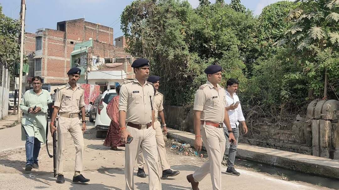 🗳️ दरभंगा स्नातक चुनाव: पहली बार वोट देकर खिले युवाओं के चेहरे, मतदान केंद्रों पर दिखा उत्साह! 🇮🇳
दरभंगा लाइव न्यूज़ | दरभंगा
दरभंगा नगर निगम क्षेत्र स्थित मतदान केंद्रों पर स्नातक निर्वाचन को लेकर मतदाताओं में उत्साह देखने को मिला। मतदान कर बाहर निकल रहे युवा मतदाताओं के चेहरों पर खुशी साफ झलक रही थी। कई युवाओं ने पहली बार अपने मताधिकार का प्रयोग किया, जिसे लेकर उनमें खास उत्साह दिखा।
लोकतंत्र के इस महापर्व में युवाओं की भागीदारी ने मतदान केंद्रों पर उत्साहपूर्ण माहौल बनाया। 🗳️✨
📍 नगर निगम क्षेत्र, दरभंगा
📲 ऐसी ही ताज़ा खबरों के लिए जुड़े रहें Darbhanga Live News के साथ।
#DarbhangaLiveNews #Darbhanga #GraduateElection #YouthPower #VotingDay #BiharNews #Democracy #DarbhangaNews