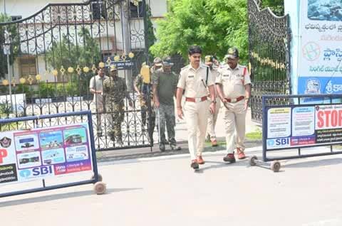 శ్రీకాకుళం: శ్రీకాకుళం జెడ్పీటీసీ నామినేషన్ కేంద్రం వద్ద పటిష్ట భద్రత: ఎస్పీ పర్యవేక్షణ