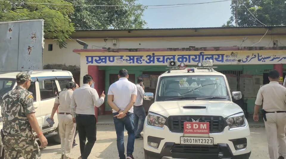 सुरसंड प्रखंड कार्यालय में बनाए गए मतदान केंद्र का अधिकारियों ने लिया जायजा
सुरसंड (सीतामढ़ी)। तिरहुत स्नातक एवं शिक्षक निर्वाचन को लेकर विधि-व्यवस्था बनाए रखने के उद्देश्य से प्रशासनिक अधिकारियों ने सुरसंड प्रखंड कार्यालय परिसर में बनाए गए मतदान केंद्र का निरीक्षण किया। इस दौरान एडीएम, पुपरी डीएसपी सुनीता कुमारी एवं एसडीएम गौरव कुमार ने मतदान केंद्र पर पहुंचकर सुरक्षा व्यवस्था और चुनावी तैयारियों का जायजा लिया।
अधिकारियों ने मतदान केंद्र पर व्यवस्थाओं का निरीक्षण करते हुए शांतिपूर्ण एवं निष्पक्ष मतदान सुनिश्चित करने को लेकर आवश्यक तैयारियों की समीक्षा की। चुनाव के दौरान विधि-व्यवस्था बनाए रखने और किसी भी तरह की अव्यवस्था से निपटने के लिए प्रशासन सतर्क रहा।
#SursandNews #SitamarhiNews #TirhutGraduateElection #TirhutTeacherElection #सुरसंड #सीतामढ़ी #तिरहुत_स्नातक_निर्वाचन #शिक्षक_निर्वाचन #मतदान_केंद्र #प्रशासन #BNPNews