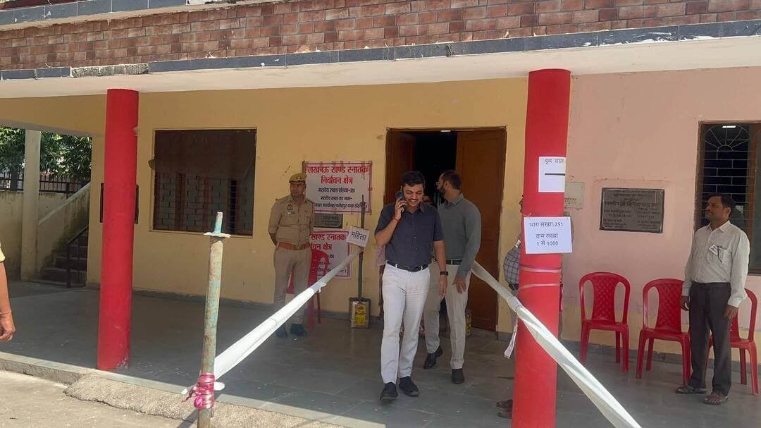 बाराबंकी में खाद विक्रेताओं पर बड़ा एक्शन, 46 दुकानों पर छापा, 2 के लाइसेंस सस्पेंड!
रबी बुवाई से पहले बाराबंकी में DM के निर्देश पर 46 उर्वरक केंद्रों पर छापे पड़े, 18 नमूने लिए गए। शिवांश बीज भंडार और यादव खाद भंडार का लाइसेंस निलंबित, ओवररेटिंग पर सख्त कार्रवाई की चेतावनी।
#Barabanki #FertilizerRaid #Agriculture