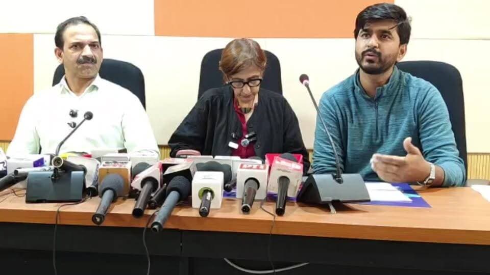 धर्मशाला : #live धर्मशाला में अंतरराष्ट्रीय फिल्म फेस्टिवल को लेके जानकारी देते एडीसी विनय कुमार |
Kangra Express