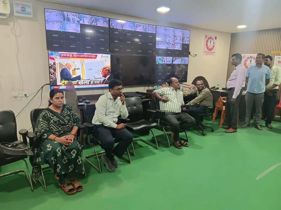 समाहरणालय पूर्णिया,
(मीडिया कोषांग)
विज्ञप्ति संख्या: 1717,
दिनांक: 23 अक्टूबर 2026,
=======================
कोशी स्नातक निर्वाचन: सख्त सुरक्षा व्यवस्था के बीच शांतिपूर्ण, स्वच्छ एवं निष्पक्ष मतदान जारी; दोपहर 12 बजे तक 18.2% वोटिंग दर्ज:-
जिला प्रशासन की कड़ी सुरक्षा व्यवस्था और चुस्त-दुरुस्त प्रशासनिक तैयारियों के बीच कोशी स्नातक निर्वाचन क्षेत्र के लिए मतदान की प्रक्रिया शांतिपूर्ण, स्वच्छ, पारदर्शी एवं निष्पक्ष माहौल में निरंतर जारी है।
सहायक निर्वाची पदाधिकारी (कोशी स्नातक निर्वाचन क्षेत्र) -सह- जिलाधिकारी पूर्णिया, श्री अंशुल कुमार (भा.प्र.से.) मतदान की पूरी प्रक्रिया पर स्वयं पल-पल नजर बनाए हुए हैं। वे जिला नियंत्रण कक्ष (District Control Room) के माध्यम से लगातार जिले के विभिन्न क्षेत्रों में चल रही गतिविधियों एवं मतदान केंद्रों का जायजा ले रहे हैं तथा संबंधित वरीय अधिकारियों को आवश्यक दिशा-निर्देश दे रहे हैं।
मतदान प्रतिशत का विवरण (जिला नियंत्रण कक्ष के अनुसार):
पूर्वाह्न 10:00 बजे तक:
पुरुष मतदाता: 0.39%
महिला मतदाता: 0.14%
दोपहर 12:00 बजे तक:
कुल मतदान: 18.2%
जिला प्रशासन द्वारा सभी मतदान केंद्रों पर शांतिपूर्ण माहौल बनाए रखने और स्वतंत्र एवं निष्पक्ष मतदान प्रक्रिया सुनिश्चित करने हेतु पर्याप्त संख्या में पुलिस बल एवं दंडाधिकारियों की तैनाती की गई है। मतदान प्रक्रिया सुचारू रूप से संचालित हो रही है।
@ECISVEEP
@CEOBihar