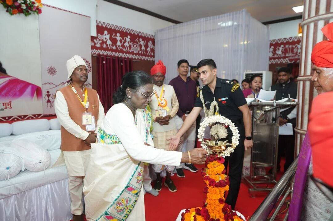 विश्व प्रसिद्ध ऐतिहासिक बस्तर दशहरा की सदियों पुरानी गौरवशाली परंपरा ‘मुरिया दरबार’ छत्तीसगढ़ की समृद्ध सांस्कृतिक विरासत, जनजातीय अस्मिता और सामूहिक निर्णय की अनूठी परंपरा का जीवंत प्रतीक है।
माननीय राष्ट्रपति श्रीमती द्रौपदी मुर्मु जी का इस ऐतिहासिक आदिम जनसंसद में सम्मिलित होना छत्तीसगढ़ की लोकपरंपराओं और जनजातीय गौरव के लिए गौरवपूर्ण क्षण है।
मुरिया दरबार बस्तर की उस जीवंत परंपरा का प्रतीक है। जहाँ लोकमत, जनआकांक्षाओं और सामुदायिक मूल्यों को सर्वोच्च स्थान प्राप्त है।
@rashtrapatibhvn