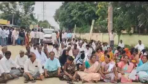 చిత్తూరు అర్బన్: పుంగనూరులో ఎంపీటీసీ నామినేషన్ల వద్ద ఉద్రిక్తత: పోలీస్ స్టేషన్ ఎదుట వైసీపీ ఆందోళన