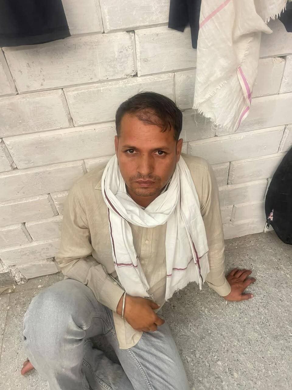 खैरथल-तिजारा में डीएसटी टीम के दो कांस्टेबल 2 लाख रुपये रिश्वत लेते रंगे हाथ गिरफ्तार
( अजमेर न्यूज़)
भ्रष्टाचार निरोधक ब्यूरो (एसीबी) मुख्यालय के निर्देश पर आज एसीबी चौकी अलवर प्रथम द्वारा ट्रेप कार्यवाही करते हुए जिला खैरथल-तिजारा की डीएसटी टीम में पदस्थापित आरोपी श्री ब्रजेश, कांस्टेबल 210 एवं आरोपी श्री ईश्वर सिंह, कांस्टेबल 333 को परिवादी से 2,00,000 रुपये (दो लाख रुपये) रिश्वत राशि लेते हुए रंगे हाथ गिरफ्तार किया गया। आरोपियों से रिश्वत राशि बरामद कर ली गई है।
भ्रष्टाचार निरोधक ब्यूरो के महानिदेशक पुलिस श्री गोविन्द गुप्ता ने बताया कि एसीबी चौकी अलवर प्रथम को परिवादी द्वारा शिकायत दी गई कि दिनांक 21.10.2026 को खैरथल-तिजारा डीएसटी प्रभारी गौरव एवं उनकी टीम के सदस्य श्री ब्रजेश तथा श्री ईश्वर सिंह सादे कपड़ों में परिवादी के कारखाने पर आए। आरोपियों ने कारखाने में लगे कैमरे हटवा दिए तथा परिवादी पर नकली कलाकंद बनाने का आरोप लगाते हुए खाद्य विभाग की टीम को बुलाया, जिसने माल के नमूने लिए।
परिवादी के अनुसार, इसके बाद आरोपी श्री ब्रजेश ने कारखाने का माल नष्ट करवाने से बचाने तथा कारखाना सीज नहीं करवाने की एवज में एक-दो दिन में 1,00,000 रुपये देने की मांग की। वहीं, आरोपी श्री ईश्वर सिंह ने परिवादी के परिचित अन्य व्यक्तियों से भी 50-50 हजार रुपये लेकर डीएसटी कार्यालय में आने के लिए कहा तथा ऐसा नहीं करने पर उनके कारोबार के विरुद्ध कार्रवाई करने की धमकी दी। इस प्रकार आरोपियों द्वारा परिवादी एवं सहपरिवादीगण की फर्मों पर छापा नहीं डालने तथा तैयार माल नष्ट नहीं करवाने की एवज में रिश्वत राशि की मांग कर परेशान किया जा रहा था।
उक्त शिकायत का दिनांक 21.10.2026 को सत्यापन करवाया गया। सत्यापन के दौरान आरोपी श्री ब्रजेश, कांस्टेबल 210 एवं श्री ईश्वर सिंह, कांस्टेबल 333, डीएसटी टीम, जिला खैरथल-तिजारा द्वारा परिवादी एवं सहपरिवादीगण की फर्मों पर कार्रवाई नहीं करने तथा तैयार माल नष्ट नहीं करवाने की एवज में कुल 2,20,000 रुपये रिश्वत राशि की मांग करना स्पष्ट रूप से प्रमाणित पाया गया।
पुलिस अधीक्षक, जयपुर रेंज श्री पीयूष दीक्षित,के सुपरविजन मे एसीबी चौकी अलवर प्रथम के प्रभारी श्री शब्बीर खान, पुलिस उप अधीक्षक के नेतृत्व में आज ट्रेप कार्यवाही की गई। कार्यवाही के दौरान आरोपी श्री ब्रजेश, कांस्टेबल 210 एवं आरोपी श्री ईश्वर सिंह, कांस्टेबल 333, डीएसटी टीम, जिला खैरथल-तिजारा को परिवादी से 2,00,000 रुपये (दो लाख रुपये) रिश्वत राशि लेते हुए रंगे हाथ गिरफ्तार किया गया। आरोपियों से रिश्वत राशि बरामद कर ली गई है।
एसीबी की अतिरिक्त महानिदेशक पुलिस श्रीमती स्मिता श्रीवास्तव एवं महानिरीक्षक पुलिस श्रीमती एस परिमला के सुपरविजन में आरोपियों से पूछताछ एवं अग्रिम कार्यवाही जारी है। एसीबी द्वारा मामले में भ्रष्टाचार निवारण अधिनियम के अन्तर्गत प्रकरण दर्ज कर अग्रिम अनुसंधान किया जाएगा।
-किसी व्यक्ति के विरुद्ध एसीबी में प्रकरण (अभियोग, प्राथमिक जांच, आदि) दर्ज होने पर, ACB से सीधे संपर्क कर अपना पक्ष/स्पष्टीकरण प्रस्तुत किया जा सकता है। प्रस्तुत स्पष्टीकरण के ACB द्वारा विस्तृत विश्लेषण के उपरांत ही अनुसंधान में निर्णय लिया जाना ACB की कार्य प्रणाली का हिस्सा है। यह जानकारी एसीबी के डर से धोखाधड़ी आदि के शिकार होने की संभावना के संदर्भ में महत्वपूर्ण है।
भ्रष्टाचार निरोधक ब्यूरो के टोल फ्री नम्बर 1064 एवं व्हाट्सएप हेल्पलाईन नम्बर 94135-02834 पर 24X7 सम्पर्क कर भ्रष्टाचार के विरुद्ध अभियान में अपना महत्वपूर्ण योगदान दें। एसीबी आपके वैध कार्य को करवाने में पूरी सहायता करेगी।
अजमेर न्यूज़
9351087614