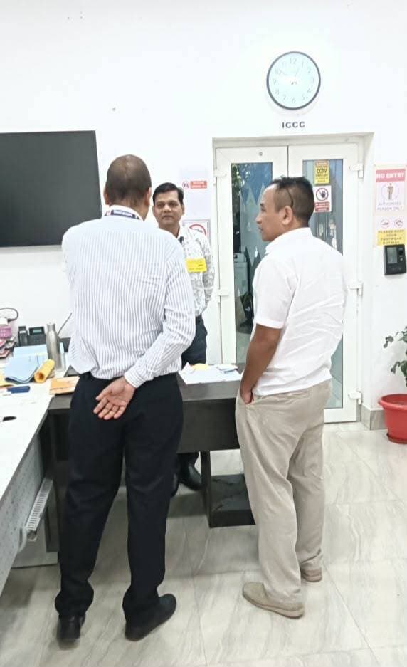 माननीय प्रेक्षक, तिरहुत स्नातक निर्वाचन क्षेत्र श्री रॉबर्ट एल. चोंग्थू , भा.प्र.से ने आज विभिन्न मतदान केन्द्रों का निरीक्षण किया तथा मतदान प्रक्रिया, सुरक्षा व्यवस्था एवं विधि-व्यवस्था संधारण का अनुश्रवण किया। एमआईटी, अनुमंडल कार्यालय पश्चिमी, आईसीसीसी सहित विभिन्न मतदान केन्द्रों का माननीय प्रेक्षक द्वारा निरीक्षण किया गया। उन्होंने कहा कि भारत निर्वाचन आयोग के दिशा-निर्देशों के अनुरूप स्वतंत्र, निष्पक्ष एवं शांतिपूर्ण ढंग से मतदान चल रहा है। मापदण्डों के अनुसार बूथ पर सभी आवश्यक व्यवस्था की गई है। दंडाधिकारी एवं पुलिस पदाधिकारी भी कर्तव्य पर उपस्थित हैं। पदाधिकारियों को पूर्ण पारदर्शिता एवं निष्पक्षता के साथ मतदान सफलतापूर्वक संपन्न कराने का निर्देश दिया गया है।
Chief Electoral Officer, Bihar
Election Commission of India