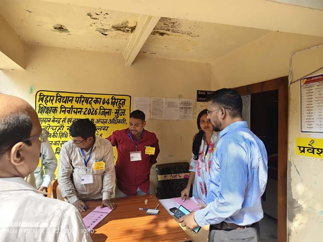 तिरहुत स्नातक/शिक्षक निर्वाचन क्षेत्र चुनाव–2026
आज दिनांक 23.10.2026 को तिरहुत स्नातक/शिक्षक निर्वाचन क्षेत्र के चुनाव को स्वच्छ, निष्पक्ष, स्वतंत्र एवं शांतिपूर्ण वातावरण में संपन्न कराने तथा विधि-व्यवस्था एवं सुरक्षा-व्यवस्था को सुदृढ़ बनाए रखने के उद्देश्य से जिलाधिकारी, मुजफ्फरपुर श्री कुमार गौरव एवं वरीय पुलिस अधीक्षक, मुजफ्फरपुर श्री कांतेश कुमार मिश्र द्वारा बोचहाँ प्रखंड कार्यालय स्थित मतदान केंद्र का निरीक्षण किया गया।
निरीक्षण के दौरान मतदान केंद्र पर की गई व्यवस्थाओं, पुलिस बल की तैनाती तथा सुरक्षा संबंधी तैयारियों का जायजा लिया गया। साथ ही, चुनाव प्रक्रिया को शांतिपूर्ण, निष्पक्ष एवं व्यवस्थित ढंग से संपन्न कराने के लिए संबंधित पदाधिकारियों को आवश्यक दिशा-निर्देश दिए गए। साथ ही किसी भी प्रकार की समस्या उत्पन्न होने पर जिला नियंत्रण कक्ष से तत्काल संपर्क स्थापित करने को कहा गया।
Chief Electoral Officer, Bihar
Election Commission of India