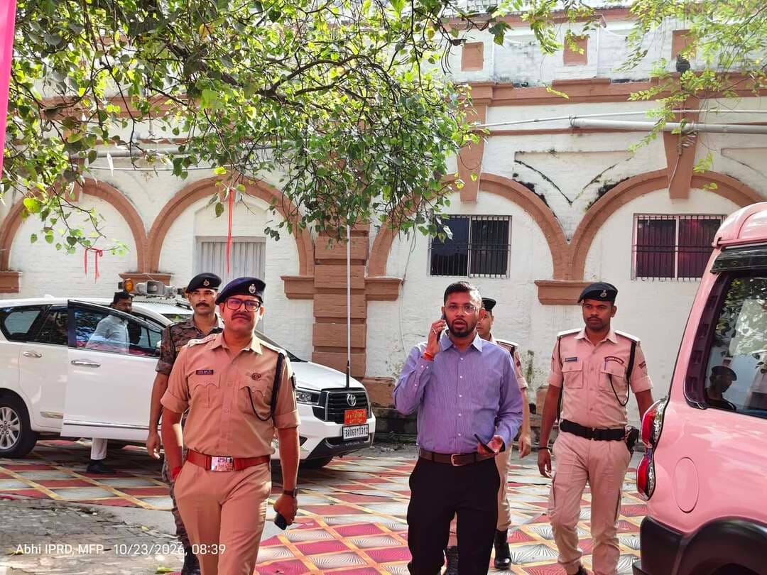 तिरहुत स्नातक/शिक्षक निर्वाचन क्षेत्र चुनाव–2026
आज दिनांक 23.10.2026 को तिरहुत स्नातक/शिक्षक निर्वाचन क्षेत्र के चुनाव को स्वच्छ, निष्पक्ष, स्वतंत्र एवं शांतिपूर्ण वातावरण में संपन्न कराने तथा विधि-व्यवस्था एवं सुरक्षा-व्यवस्था को सुदृढ़ बनाए रखने के उद्देश्य से जिलाधिकारी, मुजफ्फरपुर श्री कुमार गौरव एवं वरीय पुलिस अधीक्षक, मुजफ्फरपुर श्री कांतेश कुमार मिश्र द्वारा अनुमंडल कार्यालय पश्चिम, मुजफ्फरपुर स्थित मतदान केंद्र का निरीक्षण किया गया।
निरीक्षण के दौरान मतदान केंद्र पर की गई व्यवस्थाओं, पुलिस बल की तैनाती तथा सुरक्षा संबंधी तैयारियों का जायजा लिया गया। साथ ही, चुनाव प्रक्रिया को शांतिपूर्ण, निष्पक्ष एवं व्यवस्थित ढंग से संपन्न कराने के लिए संबंधित पदाधिकारियों को आवश्यक दिशा-निर्देश दिए गए। साथ ही किसी भी प्रकार की समस्या उत्पन्न होने पर जिला नियंत्रण कक्ष से तत्काल संपर्क स्थापित करने को कहा गया।
Chief Electoral Officer, Bihar
Election Commission of India