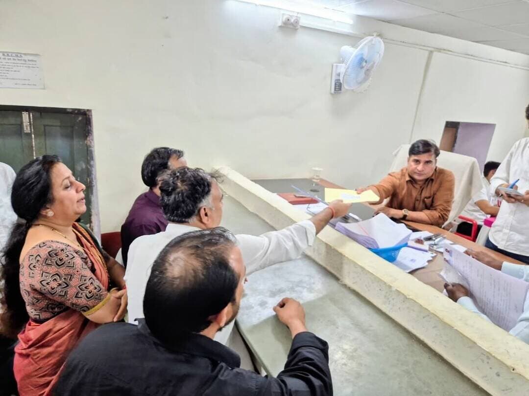 बहरोड पंचायत समिति के 15 वार्डों के लिए कांग्रेस पार्टी ने रिटर्निंग अधिकारी बहरोड पंकज बडगूजर को प्रत्याशियों के सिंबल करवाये जमा