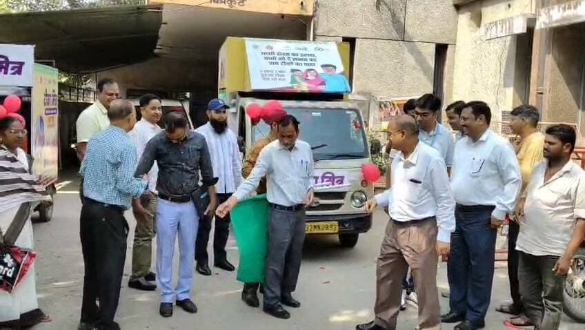 बच्चों को गंभीर बीमारियों से सुरक्षित रखने और नियमित टीकाकरण के प्रति लोगों को जागरूक करने के लिए स्वास्थ्य विभाग ने अभियान शुरू किया है।
इसी क्रम में टीकाकरण जागरुकता रथ को मुख्य चिकित्सा अधिकारी, चित्रकूट ने हरी झंडी दिखाकर रवाना किया।
यह रथ शहरी और ग्रामीण क्षेत्रों में पहुंचकर अभिभावकों को बच्चों के पूर्ण टीकाकरण के प्रति जागरूक करेगा। अभियान के जरिए उन परिवारों तक भी पहुंचने का प्रयास किया जाएगा. जहां जानकारी के अभाव या किसी तरह की आशंका के चलते बच्चों को ममय पर टीके नहीं लग पाते हैं।
टीकाकरण को बच्चों के बेहतर स्वास्थ्य और सुरक्षित भविष्य के लिए जरूरी बताते हुए स्वास्थ्य विभाग लोगों को इसके लाभ समझाएगा। अभियान के दौरान अभिभावकों से बच्चों को निर्धारित समय पर सभी जरूरी टीके लगवाने की अपील की जाएगी। साथ ही गर्भवती महिलाओं के टीकाकरण के महत्व की जानकारी भी दी जाएगीए ताकि मां और बच्चे दोनों के स्वास्थ्य की सुरक्षा सुनिश्चित हो सके।
डिप्थीरिया, टिटनेस, काली खांसी, पोलियो और खसरा जैसी गंभीर बीमारियों से बचाव में टीकाकरण की अहम भूमिका है। स्वास्थ्य विभाग का प्रयास है कि जागरूकता के अभाव में कोई भी बच्चा टीकों से वंचित न रहे। रथ के माध्यम से लोगों को नियमित टीकाकरण को लेकर भरोसा बढ़ाया जाएगा।
डा० महेन्द्र कुमार त्रिपाठी मुख्य चिकित्सा अधिकारी ने कहा कि बच्चों को बीमारियों से बचाने के लिए समय पर टीकाकरण कराना जरूरी है। उन्होंने अभिभावकों से अपील की कि वे स्वास्थ्य कर्मियों से संपर्क कर अपने बच्चों के टीकाकरण की स्थिति की जानकारी लें और निर्धारित समय पर सभी जरूरी टीके लगवाएं।
