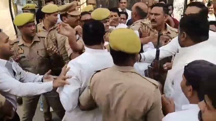मुजफ्फरनगर में MLC इलेक्शन की वोटिंग के दौरान सपा और भाजपा के कार्यकर्ता आपस में भिड़ गए.
जमकर गाली गलौज और धक्का मुक्की हुई. थानेदार रघुराज सिंह दोनों गुटों के बीच धक्के खाते नजर आए.