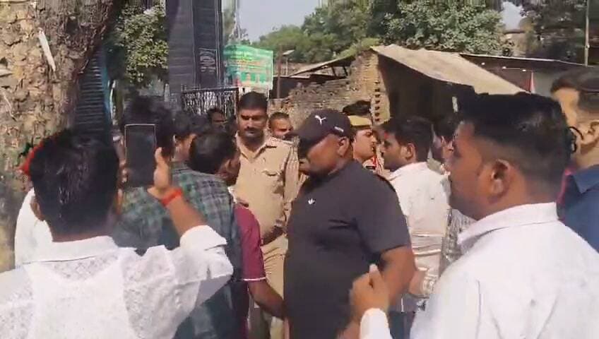 उत्तर प्रदेश MLC चुनाव के दौरान फतेहपुर ज़िले में सपा और BJP कार्यकर्ता भिड़े, हाथापाई हुई। सपा ने फर्जी वोटिंग कराने का आरोप लगाया