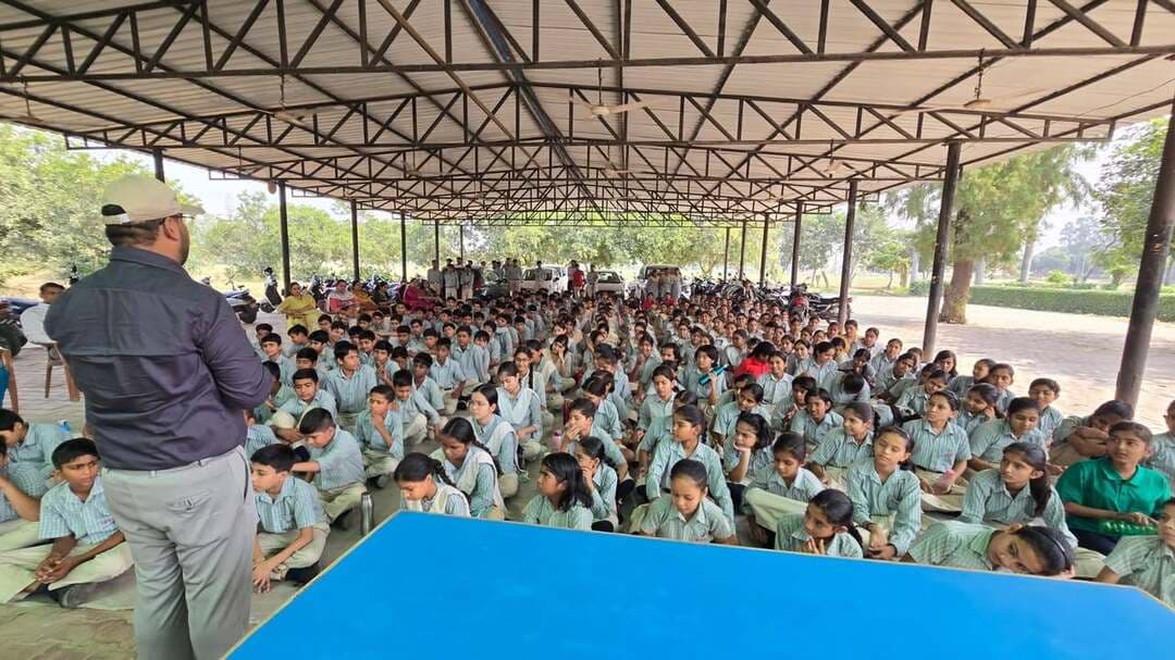 सर्वपल्ली राधाकृष्णन लैब स्कूल में जेआरसी जागरूकता कार्यक्रम आयोजित, विद्यार्थियों को दी प्राथमिक सहायता की जानकारी
विद्यार्थियों में समाज सेवा और मानवीय मूल्यों की भावना को मजबूत करना जरूरी : सचिव प्रदीप कुमार
भिवानी, 21 अक्तूबर : भारतीय रेडक्रॉस सोसायटी हरियाणा राज्य शाखा चंडीगढ़ के उपाध्यक्ष अंकुश मिगलानी एवं महासचिव डा. सुनील कुमार के निर्देशों तथा भिवानी के उपायुक्त एवं रेडक्रॉस अध्यक्ष साहिल गुप्ता के मार्गदर्शन में जिला रेडक्रॉस सोसायटी द्वारा जेआरसी (जूनियर रेडक्रॉस) जागरूकता कार्यक्रम आयोजित किया गया। इसी कड़ी में शिक्षा बोर्ड परिसर स्थित स्थित सर्वपल्ली राधाकृष्णन लैब स्कूल में एक दिवसीय जागरूकता एवं प्रशिक्षण शिविर का सफल आयोजन किया गया। कार्यक्रम के दौरान जिला प्रशिक्षण अधिकारी विकास कुमार ने उपस्थित शिक्षकों व विद्यार्थियों को आपातकालीन परिस्थितियों में सजग रहकर निपटने के कई व्यावहारिक तरीके सिखाए। उन्होंने अचानक होने वाली दुर्घटनाओं, चोट लगने, बेहोश होने, केमिकल रिसाव, जलने अथवा दिल का दौरा पडऩे जैसी गंभीर स्थितियों में दी जाने वाली प्राथमिक चिकित्सा और सीपीआर तकनीक का व्यावहारिक ज्ञान प्रदान किया, ताकि किसी भी संकट के समय तुरंत जीवन रक्षा की जा सके। जिला रेडक्रॉस शाखा भिवानी के सचिव प्रदीप कुमार ने बताया कि विद्यालय द्वारा नियमित रूप से जेआरसी फंड की राशि जमा करवाई जा रही थी और प्रधानाचार्य की ओर से विद्यालय में रेडक्रॉस गतिविधियों के आयोजन का अनुरोध प्राप्त हुआ था। उसी के तहत यह प्रशिक्षण शिविर आयोजित किया गया है। उन्होंने कहा कि भविष्य में भी जिला स्तर व राज्य स्तर पर आयोजित होने वाली सभी जूनियर रेडक्रॉस गतिविधियों में इस विद्यालय के विद्यार्थियों की सक्रिय भागीदारी सुनिश्चित की जाएगी। विद्यार्थियों को प्राथमिक चिकित्सा व रेडक्रॉस के सिद्धांतों से जोडकऱ उनमें समाज सेवा और मानवीय मूल्यों की भावना को मजबूत किया जा रहा है। उन्होंने कहा कि विद्यार्थियों को प्राथमिक सहायता का ज्ञान बहुत जरूरी है, क्योंकि युवा देश का भविष्य होते है तथा यदि भविष्य जागरूक होगा तो देश निश्चित रूप से तरक्की की राह पर अग्रसर होगा। इस कार्यक्रम में स्कूल की प्रधानाचार्य मीनाक्षी, शिक्षिका रचना, अनुप्रिता, अन्नू, नीतू तथा शिक्षक ऋषि एवं जयकिशन के सैंकड़ो विद्यार्थियों ने हिस्सा लिया।