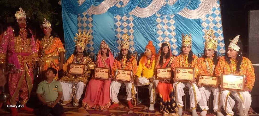छोटी काशी की जनता बनी भगवान राम के राजतिलक की साक्षी
भगवान राम के राजतिलक और भरत मिलाप के साथ संपन्न हुआ श्री अग्रसेन रामलीला कमेटी रामलीला महोत्सव
समाज को त्याग, निस्वार्थ प्रेम और भ्रातृ-प्रेम की अनुपम सीख देता है भरत मिलाप का प्रसंग : मुरारीलाल तौला
भिवानी, 22 अक्तूबर : स्थानीय रेलवे रोड स्थित सेठ किरोड़ीमल पार्क में श्री अग्रसेन रामलीला कमेटी (रजि.) द्वारा आयोजित 11 दिवसीय संपूर्ण रामलीला महोत्सव एवं सांस्कृतिक कार्यक्रम भगवान राम के राजतिलक और भरत मिलाप के पावन दृश्य के साथ सफलतापूर्वक संपन्न हो गया। इस समापन समारोह में मुख्य अतिथि के रूप में लाला बगीचामल चंदा देवी तौला धर्मार्थ ट्रस्ट से मुरारीलाल तौला ने शिरकत की। इस अलौकिक दृश्य के साक्षी बनने के लिए भिवानी शहर सहित आसपास के ग्रामीण इलाकों से हजारों की संख्या में श्रद्धालु पहुंचे, जिससे पूरा परिसर जय श्री राम के जयकारों से गुंजायमान हो उठा। इस मौके पर प्रसाद वितरित भी किया। जिसमें भारी तादात में पहुंचे लोगों ने प्रसाद ग्रहण किया।
कार्यक्रम के दौरान अंतरराष्ट्रीय स्तर के कलाकारों ने अपनी जीवंत और ओजस्वी प्रस्तुति से धार्मिक प्रसंगों को इस तरह मंचित किया कि उपस्थित दर्शक भावविभोर हो गए। इस आयोजन ने संपूर्ण भिवानी शहर को भक्ति, उत्साह और सकारात्मकता के रंग में पूरी तरह सराबोर कर दिया। श्री अग्रसेन रामलीला कमेटी के प्रधान विजय बंसल टैणी और महामंत्री अजय सर्राफ ने मुख्य अतिथि एवं अन्य अतिथियों का पगड़ी पहनाकर व स्मृति चिह्न भेंट कर भव्य स्वागत किया।
रामलीला के अंतिम दिन प्रदर्शित भरत मिलाप और भगवान राम का राज्याभिषेक केवल एक पौराणिक घटना का मंचन नहीं है, बल्कि यह मानव समाज के लिए उच्च आदर्शों का जीवंत संदेश है। इस मौके पर मुरारीलाल तौला ने कहा कि भरत मिलाप का प्रसंग समाज को त्याग, निस्वार्थ प्रेम और भ्रातृ-प्रेम की अनुपम सीख देता है। आज के दौर में जहां संपत्ति और अधिकारों के लिए रिश्तों में दूरियां आ जाती हैं, वहीं भरत जी का चरित्र यह सिखाता है कि बड़े भाई के अधिकार और सम्मान के आगे सिंहासन का मोह भी तुच्छ है। दूसरी ओर भगवान राम का राज्याभिषेक रामराज्य की स्थापना का प्रतीक है। रामराज्य का तात्पर्य एक ऐसी शासन व्यवस्था और समाज से है जहां सत्य, न्याय, समरसता, कर्तव्यनिष्ठा और अनुशासन सर्वोपरि हो। जब धर्म और नीति का राज होता है, तब समाज के प्रत्येक वर्ग में सुख, शांति और समृद्धि का संचार होता है।
श्री अग्रसेन रामलीला कमेटी के प्रधान विजय बंसल टैणी व महामंत्री अजय सर्राफ ने कहा कि रामलीला जैसे भव्य सांस्कृतिक और धार्मिक आयोजन हमारी सनातन संस्कृति की जड़ों को मजबूत करते हैं। भगवान श्री राम का जीवन चरित्र हर पीढ़ी के लिए मार्गदर्शक है। ऐसे आयोजनों से युवा पीढ़ी को अपनी समृद्ध सांस्कृतिक विरासत, नैतिक मूल्यों और मर्यादा का ज्ञान मिलता है। 11 दिनों तक चले इस अभूतपूर्व आयोजन ने भिवानी वासियों के हृदय में धर्म, भाईचारे और सकारात्मक ऊर्जा की एक नई चेतना का संचार किया।
इस मौके पर कमेटी के महासचिव अधिवक्ता अजय सर्राफ, सह संयोजक प्रवीण गर्ग, उप प्रधान पवन भरतिया व सुरेश डब्बेवाला, कोषाध्यक्ष मामनचंद अग्रवाल, प्रवक्ता अभिषेक बंसल तथा सदस्य पवन बुवानीवाला, मुरालीलाल तौला, विनोद गोयल, प्रमोद मिंडूका, उमाकान्त भोली एवं विनोद जैन सहित अनेक गणमान्य लोग मौजूद रहे।
