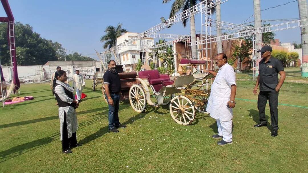 पूर्व मंत्री ठाकुर बीर सिंह की 102वीं जयंती की तैयारियां जोरों पर
25 अक्टूबर को शकुंतला गार्डन में होगा समारोह, 8 हजार लोगों के बैठने-खाने की व्यवस्था : ठाकुर विक्रम सिंह
जयंती का मुख्य आकर्षण रहेंगी लंदन-अमेरिका से इम्पोर्टेड ऐतिहासिक बग्गियां-तांगे, ओपल एस्ट्रा और जीप भी होंगी प्रदर्शित, डॉक्यूमेंट्री से दिखेगा जीवन संघर्ष : ठाकुर विक्रम सिंह
भिवानी, 22 अक्तूबर : भिवानी में पूर्व वित्त एवं सहकारिता मंत्री ठाकुर बीर सिंह की 102वीं जयंती को लेकर तैयारियां जोरों पर हैं। आगामी 25 अक्टूबर को स्थानीय शकुंतला गार्डन में इस जयंती समारोह का भव्य आयोजन किया जाएगा, जिसके संबंध में ठाकुर विक्रम सिंह और कुणाल जीत सिंह ने जानकारी साझा की है। ठाकुर विक्रम सिंह ने बताया कि जयंती समारोह को लेकर सभी तैयारियां लगभग पूरी कर ली गई हैं। 25 अक्टूबर को आयोजित होने वाले इस कार्यक्रम में लगभग 7 से 8 हजार लोगों के बैठने, खाने और पीने की पुख्ता व्यवस्था की गई है ताकि दूर-दूर से आने वाले मेहमानों और समर्थकों को किसी प्रकार की असुविधा न हो। इसके साथ ही, शकुंतला गार्डन में लगभग 2 से 3 हजार कुर्सियों और सोफों की अलग से व्यवस्था की जा रही है। उन्होंने बताया कि समारोह में देश और प्रदेश के कई दिग्गज नेता शिरकत करेंगे। जिसमें बतौर मुख्यअतिथि भाजपा के राष्ट्रीय महामंत्री एवं प्रभारी राजस्थान संजय भाटिया शिरकत करेंगे तथा विशेष अतिथि के तौर पर भाजपा पूर्व प्रदेश अध्यक्ष मोहन लाल बडोली पहुंचेंगे। इनके अलावा सांसद धर्मबीर सिंह, विधायक घनश्याम सर्राफ, विधायक कपूर वाल्मीकि, विधायक उमेद पातुवास, विधायक सुनील सांगवान, महेंद्रगढ़ से विधायक कंवर सिंह यादव, चेयरपर्सन प्रतिनिधि भवानी प्रताप और समाजसेवी रवि चौहान गोठड़ा सहित कई अन्य विधायक, भाजपा जिला अध्यक्ष वीरेंद्र कौशिक व राजदीप चरखी दादरी, नंबरदार, सरपंच और पार्षदगण उपस्थित रहेंगे। उन्होंने बताया कि इस जयंती समारोह का मुख्य आकर्षण वह ऐतिहासिक बग्गियां और तांगे रहेंगे जिन्हें ठाकुर बीर सिंह ने अपने समय में लंदन और अमेरिका से इम्पोर्ट किया था। ठाकुर बीर सिंह इसी बग्गी का उपयोग कर अदालत, धर्मशाला और लोगों से मिलने-मिलने जाते थे। इसके अलावा, उनकी ओपल एस्ट्रा और जीप जैसी गाडिय़ां भी मुख्य आकर्षण का केंद्र होंगी। आयोजकों द्वारा ठाकुर बीर सिंह के जीवन संघर्ष, उनके द्वारा किए गए विकास कार्यों सडक़ निर्माण, स्कूलों का अपग्रेडेशन और बचपन से लेकर अंतिम समय तक के सफर पर एक विशेष डॉक्यूमेंट्री भी तैयार की जा रही है, ताकि युवा पीढ़ी को उनके जीवन से प्रेरणा मिल सके। ठाकुर विक्रम सिंह और कुणाल जीत सिंह ने क्षेत्र के सभी लोगों से अपील की है कि वे 25 अक्टूबर को सुबह 10 बजे शकुंतला गार्डन भिवानी पहुंचकर अपने महान नेता ठाकुर बीर सिंह को अपनी सच्ची श्रद्धांजलि अर्पित करें और इस ऐतिहासिक आयोजन को सफल बनाएं।