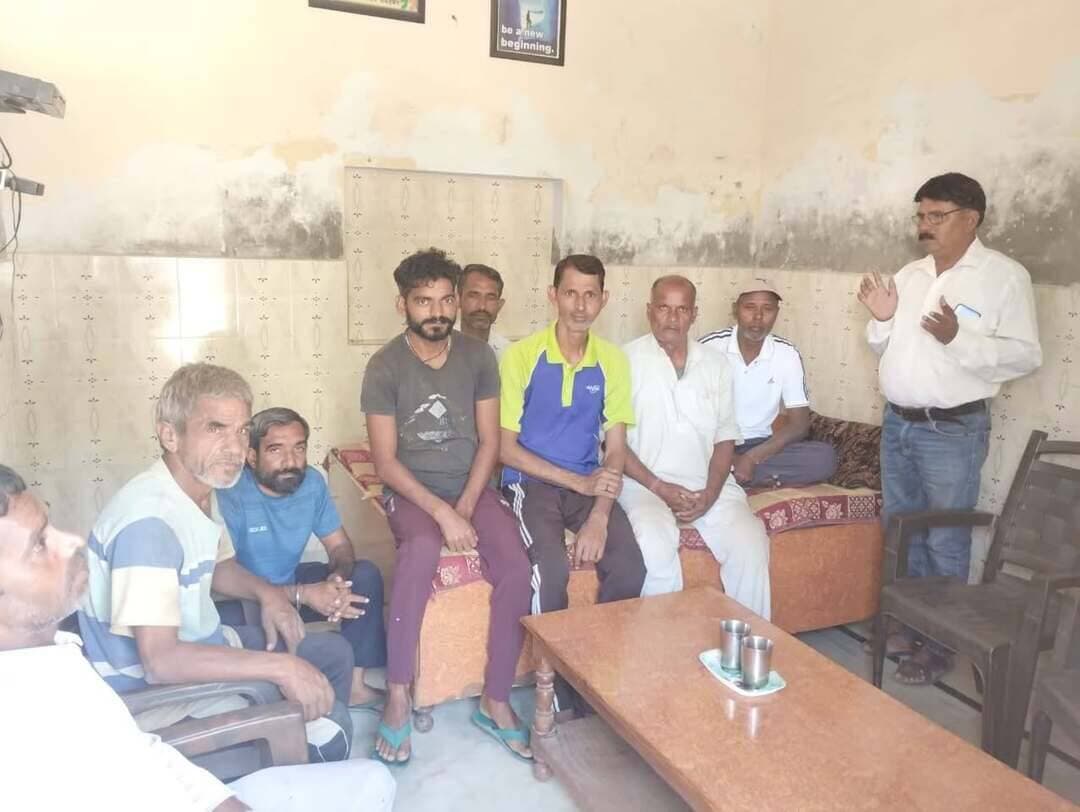 कैबिनेट मंत्री कृष्ण बेदी के नीले गमछे वाले बयान पर बवाल, हरियाणा प्रदेश चमार संघर्ष समिति ने जताया रोष
फूट डालकर समाज को बांटने की राजनीति बंद करे भाजपा व उसके मंत्री, नहीं तो होगा बड़ा आंदोलन : राजेश चौधरी
चमार समाज ने हमेशा एससी वर्ग को किया एकजुट, सरकार की विभाजनकारी सोच को कतई बर्दाश्त नहीं करेंगे : राजेश चौधरी
भिवानी, 22 अक्तूबर : हरियाणा के कैबिनेट मंत्री कृष्ण बेदी द्वारा दिए गए एक विवादित बयान के बाद अनुसूचित जाति समाज में भारी आक्रोश व्याप्त हो गया है। मंत्री के बयान के विरोध में हरियाणा प्रदेश चमार संघर्ष समिति ने वीरवार को गांव मानहेरू में एक आपात बैठक का आयोजन किया, जिसमें समाज के प्रबुद्ध लोगों और कार्यकर्ताओं ने हिस्सा लिया और मंत्री के बयान पर गहरा रोष प्रकट किया तथा मांग की कि केबिनेट मंत्री अपने ब्यान को लेकर समाज के लोगों से माफी मांगें। बैठक के दौरान समिति के प्रदेश प्रवक्ता राजेश चौधरी ने कैबिनेट मंत्री कृष्ण बेदी की जमकर क्लास ली और उनके बयान की कड़े शब्दों में निंदा की। राजेश चौधरी ने स्पष्ट कहा कि चमार समाज ने कभी भी समाज को बांटने का काम नहीं किया है। इस समाज ने हमेशा अनुसूचित जाति वर्ग को एक सूत्र में पिरोकर साथ लेकर चलने का प्रयास किया है और लोगों को अपने संवैधानिक अधिकारों की आवाज उठाने के लिए प्रेरित किया है। प्रवक्ता राजेश चौधरी ने जोर देकर कहा कि चमार समाज किसी राजनीतिक सोच या पार्टी के एजेंडे के साथ काम नहीं करता, बल्कि यह समाज अपने लोगों के हक, हित और बुनियादी अधिकारों के लिए संघर्ष करता है। उन्होंने आरोप लगाया कि भारतीय जनता पार्टी की सरकार और उसके मंत्रियों की मंशा समाज के लोगों के बीच फूट डालकर उन्हें आपस में तोडऩे की है। भाजपा की इस विभेदकारी सोच को चमार समाज कतई बर्दाश्त नहीं करेगा। चौधरी ने कहा कि अब समय बदल चुका है और समाज के लोग पूरी तरह से जागरूक हो चुके हैं। वे भाजपा और उसके नेताओं के किसी भी राजनीतिक षड्यंत्र में फंसने वाले नहीं हैं। सरकार चाहे जितनी कोशिश कर ले, समाज की एकजुटता को तोड़ नहीं सकती। हरियाणा प्रदेश चमार संघर्ष समिति ने बैठक के माध्यम से भाजपा सरकार को सीधी चेतावनी दी है। राजेश चौधरी ने कहा कि सरकार और उसके प्रतिनिधि समाज को बांटने की राजनीति बंद करें और संविधान के साथ किसी भी तरह की छेड़छाड़ से बाज आएं। यदि सरकार ने अपनी इस तरह की विभाजनकारी नीतियों और बयानों पर रोक नहीं लगाई, तो चमार संघर्ष समिति राज्यभर में इसके खिलाफ एक बड़ा और तेज आंदोलन खड़ा करने के लिए मजबूर होगी, जिसकी पूरी जिम्मेदारी शासन और प्रशासन की होगी। उल्लेखनीय है कि कैबिनेट मंत्री कृष्ण बेदी ने एक बयान जारी कर अनुसूचित जाति के अधिकारों के नाम पर काम करने वाले कुछ सक्रिय नेताओं और कार्यकर्ताओं पर गंभीर आरोप लगाए थे। मंत्री ने कहा था कि नीले गमछे पहनकर कुछ लोग समाज में फूट डालने का काम कर रहे हैं। मंत्री के इसी बयान को समाज के सम्मान पर हमला मानते हुए चमार संघर्ष समिति ने मोर्चा खोल दिया है।