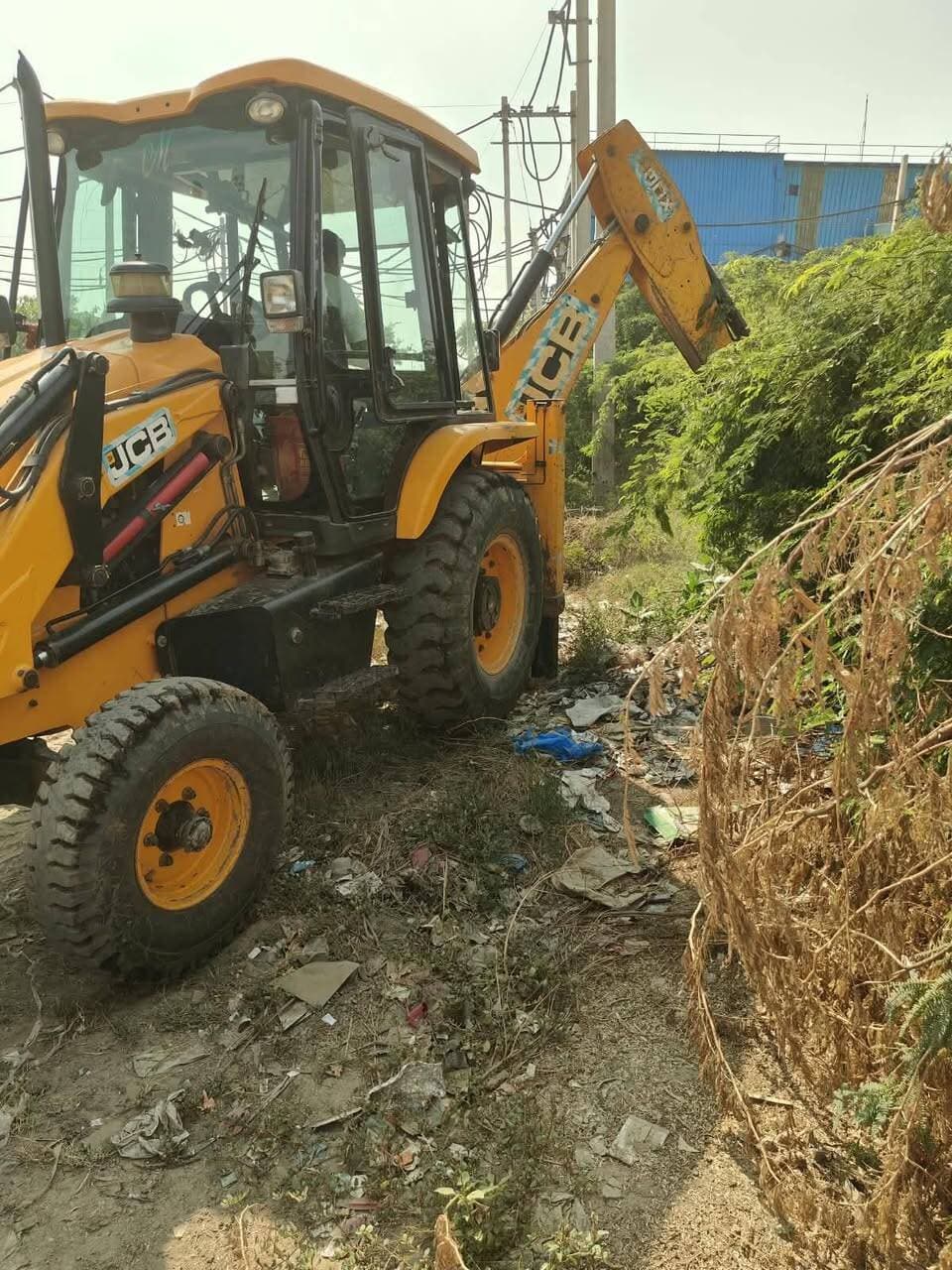 भाजपा मजदूर प्रकोष्ठ नेता भगवान दास कालिया की शिकायत पर एक्शन : सेक्टर-21 और 26 की बदहाली पर प्रशासन हरकत में
नगर परिषद डीएमसी हरबीर सिंह ने किया सैक्टर-21 व 26 का दौरा, सीवरेज-नाले दुरुस्त करने के निर्देश, काम शुरू
भिवानी, 22 अक्तूबर : भिवानी के सैक्टर-21 और सैक्टर-26 में लंबे समय से चली आ रही बुनियादी समस्याओं से जल्द निजात मिलने की उम्मीद बंध गई है। भाजपा मजदूर प्रकोष्ठ के प्रदेश सह संयोजक भगवान दास कालिया द्वारा उठाई गई गंभीर शिकायतों के बाद प्रशासन हरकत में आया है और गुरुवार को नगर परिषद के डीएमसी हरबीर सिंह ने खुद इन दोनों सेक्टरों का दौरा किया। मौके पर हालात का जायजा लेने के बाद डीएमसी ने सीवरेज व्यवस्था और बरसाती नालों को दुरुस्त करने के कड़े निर्देश दिए, जिन पर तुरंत प्रभाव से काम भी शुरू हो चुका है।
बीते दिनों भाजपा मजदूर प्रकोष्ठ के प्रदेश सह संयोजक भगवान दास कालिया ने भिवानी के सैक्टर-21 व सैक्टर-26 की बदहाल स्थिति को लेकर आवाज बुलंद की थी। उन्होंने सीवरेज व्यवस्था की खराबी, पार्कों की दुर्दशा, टूटे नाले, पेयजल संकट और बूस्टर व्यवस्था के ठप होने की शिकायतें समाधान शिविर के साथ-साथ सीएम विंडो पर दर्ज करवाई थीं। इतना ही नहीं, उन्होंने चंडीगढ़ पहुंचकर मुख्यमंत्री के समक्ष भी इन समस्याओं को प्रमुखता से रखा था।
शिकायत पर संज्ञान लेते हुए गुरुवार को नगर परिषद के डीएमसी हरबीर सिंह ने सैक्टर-21 व 26 का दौरा किया। इस दौरान उनके साथ हुडा के जेई कुमार करूण और नगर परिषद के सफाई निरीक्षक विकास भी मौजूद रहे। अधिकारियों की टीम ने सेक्टरों के चप्पे-चप्पे का मुआयना किया और स्थानीय स्तर पर आ रही दिक्कतों को बारीकी से समझा। दौरे के दौरान भगवान दास कालिया ने डीएमसी हरबीर सिंह को सेक्टरों की जमीनी हकीकत से अवगत कराया। उन्होंने बताया कि इन सेक्टरों के पार्कों में लगातार कचरा डाला जा रहा है, जिसकी वजह से पार्कों की हालत बेहद दयनीय हो गई है। स्थिति यह है कि वहां आसपास काम करने वाले श्रमिकों और आमजन के लिए बैठने या आराम करने के लिए एक भी सुरक्षित या साफ स्थान नहीं बचा है। पार्कों में गंदगी के अंबार लगने से बीमारियां फैलने का भी अंदेशा बना हुआ है।
स्थिति की गंभीरता को देखते हुए डीएमसी हरबीर सिंह ने मौके पर ही संबंधित अधिकारियों को फटकार लगाई और तुरंत प्रभाव से सीवरेज व्यवस्था को दुरुस्त करने के निर्देश दिए। इसके साथ ही बंद पड़े बरसाती नालों को तत्काल प्रभाव से खुलवाने के आदेश भी दिए गए। प्रशासन की इस त्वरित कार्रवाई के बाद सेक्टरों में सफाई और नाले-सीवरेज सुधार का कार्य तुरंत शुरू कर दिया गया है, जिससे स्थानीय निवासियों और श्रमिकों ने राहत की सांस ली है।
