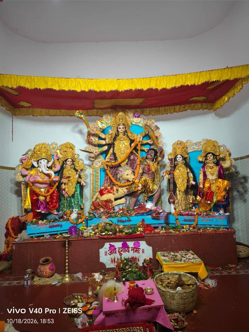 घोरमारा दुर्गा समिति की ओर से बनवाई गई प्रतिमा ...