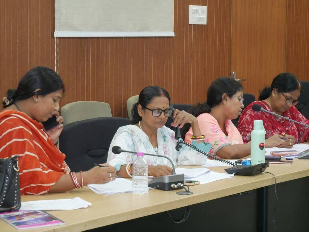 मतदान प्रक्रिया पर सतत निगरानी, जिला नियंत्रण कक्ष में प्रतिनियुक्त कर्मी सक्रिय
बिहार विधान परिषद् के तिरहुत स्नातक एवं शिक्षक निर्वाचन क्षेत्र के द्विवार्षिक निर्वाचन, 2026 के मद्देनजर जिला नियंत्रण कक्ष में प्रतिनियुक्त सभी कर्मी अपने निर्धारित दायित्वों का निर्वहन कर रहे हैं।
नियंत्रण कक्ष के माध्यम से मतदान प्रक्रिया एवं निर्वाचन से संबंधित गतिविधियों पर सतत निगरानी रखी जा रही है। प्रतिनियुक्त कर्मियों द्वारा विभिन्न मतदान केंद्रों की स्थिति का जायजा लेते हुए निर्वाचन प्रक्रिया की अद्यतन जानकारी प्राप्त की जा रही है।
जिला निर्वाचन पदाधिकारी-सह-जिला पदाधिकारी, सीतामढ़ी श्री तनय सुल्तानिया के निर्देशानुसार निर्वाचन प्रक्रिया के सुचारू, निष्पक्ष एवं शांतिपूर्ण संचालन हेतु नियंत्रण कक्ष पूरी तरह सक्रिय है।
जिला प्रशासन, सीतामढ़ी
District Administration Sitamarhi Sitamarhi Police Chief Electoral Officer, Bihar Election Commission of India