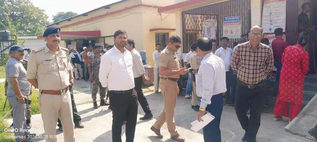 परिहार, सोनबरसा एवं बथनाहा प्रखंडों में मतदान प्रक्रिया का अधिकारियों ने लिया जायजा
सीतामढ़ी, दिनांक 23 अक्टूबर 2026।
जिला निर्वाचन पदाधिकारी-सह-जिला पदाधिकारी, सीतामढ़ी श्री तनय सुल्तानिया के निर्देशानुसार, अनुमंडल पदाधिकारी, सीतामढ़ी सदर श्री आनंद कुमार एवं अनुमंडल पुलिस पदाधिकारी, सदर-2 श्री आशीष आनंद द्वारा परिहार, सोनबरसा एवं बथनाहा प्रखंड अंतर्गत विभिन्न मतदान केंद्रों का स्थलीय निरीक्षण किया गया।
निरीक्षण के दौरान अधिकारियों द्वारा मतदान प्रक्रिया का जायजा लिया गया तथा मतदान केंद्रों पर विधि-व्यवस्था, सुरक्षा व्यवस्था एवं निर्वाचन कार्यों के सुचारु संचालन की स्थिति का अवलोकन किया गया।
इस दौरान मतदान प्रक्रिया को शांतिपूर्ण, निष्पक्ष एवं पारदर्शी ढंग से संपन्न कराने हेतु आवश्यक दिशा-निर्देश दिए गए। अधिकारियों द्वारा मतदान कार्य में संलग्न कर्मियों को पूरी तत्परता एवं जिम्मेदारी के साथ अपने कर्तव्यों का निर्वहन करने का निर्देश दिया गया।
जिला प्रशासन, सीतामढ़ी स्वतंत्र, निष्पक्ष एवं शांतिपूर्ण मतदान सुनिश्चित करने हेतु प्रतिबद्ध है।
District Administration Sitamarhi Sitamarhi Police Chief Electoral Officer, Bihar Election Commission of India