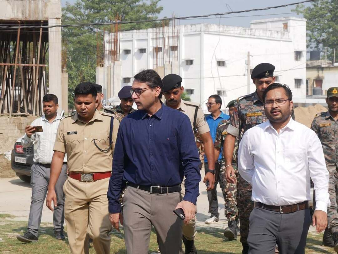 तिरहुत स्नातक एवं शिक्षक निर्वाचन–2026 के मद्देनजर जिलाधिकारी एवं पुलिस अधीक्षक ने विभिन्न मतदान केंद्रों का किया निरीक्षण
बिहार विधान परिषद के तिरहुत स्नातक एवं शिक्षक निर्वाचन–2026 के तहत जिलाधिकारी श्री तनय सुल्तानिया एवं पुलिस अधीक्षक श्री अमित रंजन ने जिले के विभिन्न मतदान केंद्रों का भ्रमण कर मतदान प्रक्रिया का जायजा लिया।
निरीक्षण के दौरान अधिकारियों ने मतदान की स्थिति, विधि-व्यवस्था एवं सुरक्षा प्रबंधों का जायजा लेते हुए प्रतिनियुक्त दंडाधिकारियों एवं पुलिस पदाधिकारियों को आवश्यक दिशा-निर्देश दिए।
जिलाधिकारी एवं पुलिस अधीक्षक ने मतदान प्रक्रिया को शांतिपूर्ण, निष्पक्ष एवं सुव्यवस्थित ढंग से संपन्न कराने के लिए सभी संबंधित पदाधिकारियों को पूरी सतर्कता एवं तत्परता के साथ अपने दायित्वों का निर्वहन करने का निर्देश दिया।
स्वतंत्र, निष्पक्ष एवं शांतिपूर्ण मतदान सुनिश्चित करने के लिए जिला प्रशासन एवं पुलिस प्रशासन पूरी तरह प्रतिबद्ध है।
District Administration Sitamarhi Sitamarhi Police Election Commission of India Chief Electoral Officer, Bihar