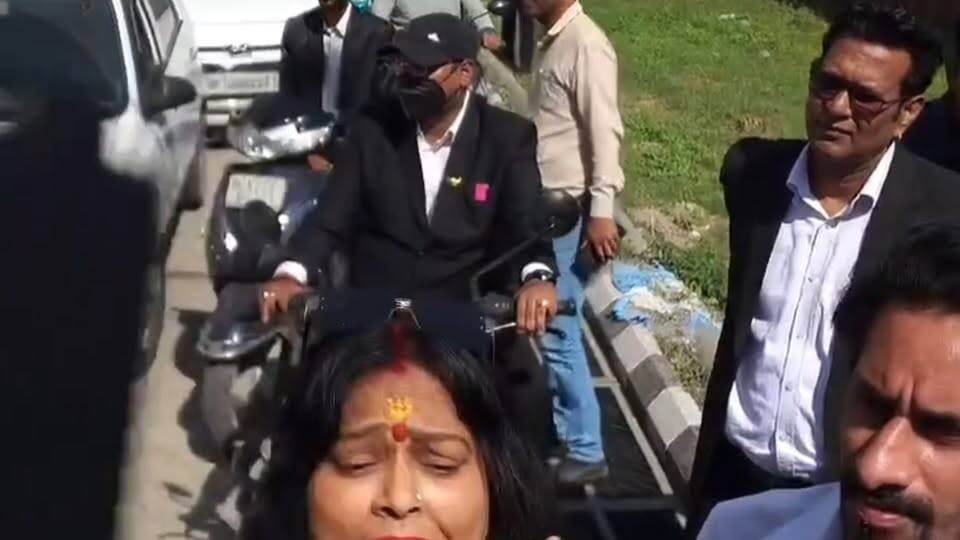 🚨#BreakingNews "कोर्ट में ही चप्पल से मारूंगी" देहरादून कचहरी में उर्मिला सनावर का हाई-वोल्टेज ड्रामा! सुरेश राठौर से तीखी नोकझोंक