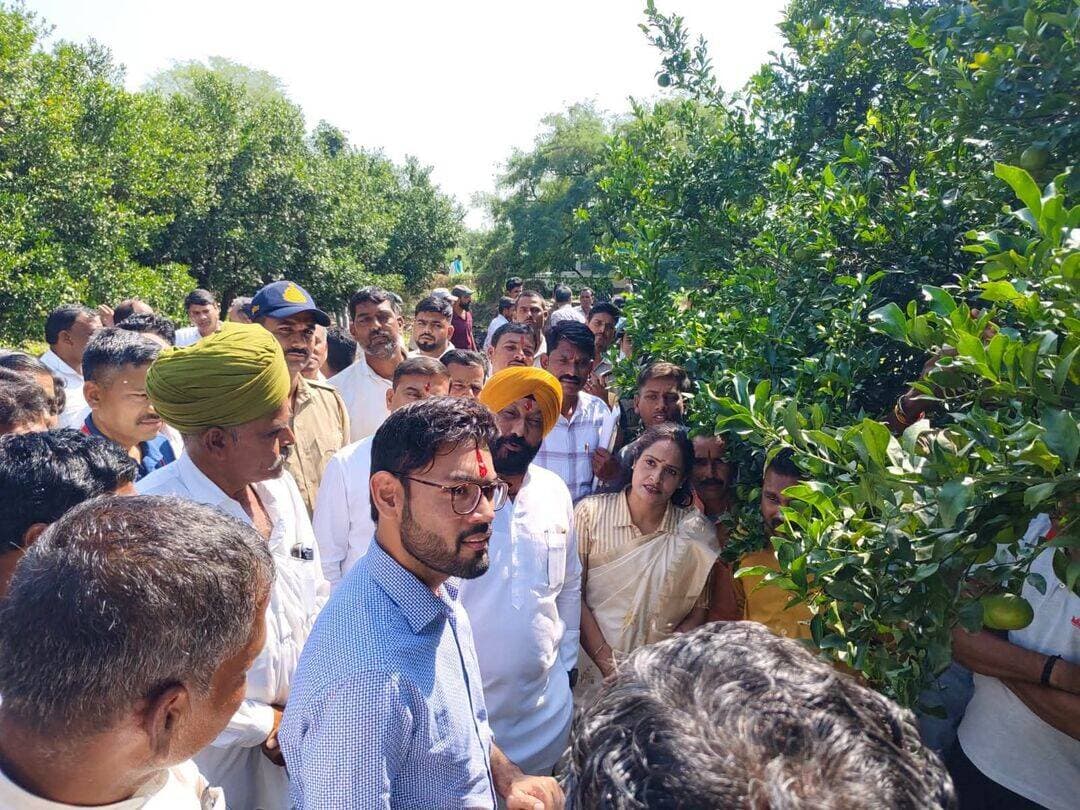 जन विश्वास अभियान के तहत कलेक्टर दिव्यांक सिंह और क्षेत्रीय विधायक हरदीप सिंह डंग नें भटूनी में किसान महेश पाटीदार के खेत पर संतरा के बगीचे का निरीक्षण किया...