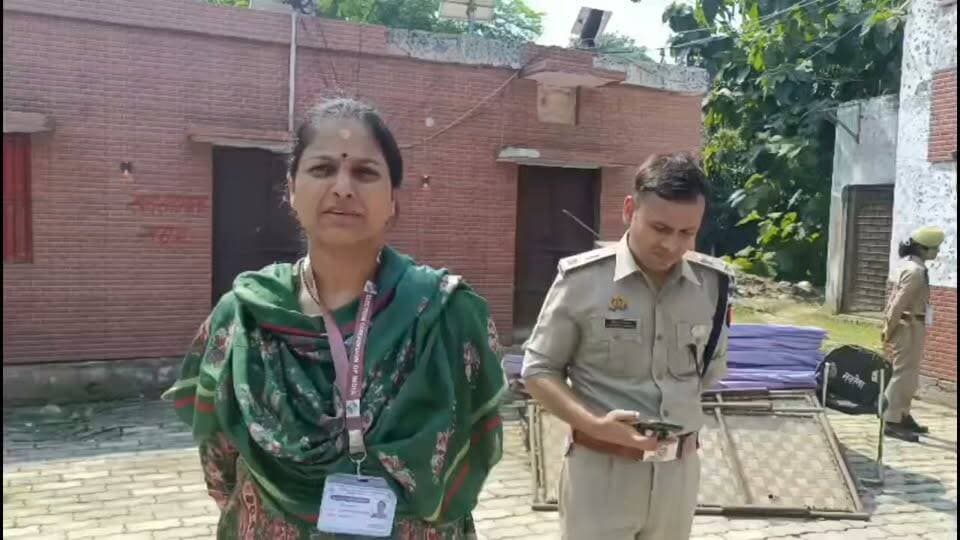 विजयपुर बूथ पर शिकायत के बाद प्रशासन सक्रिय, डीएम और एसपी ने संभाली कमान
बूथ संख्या 159 पर दोनों पक्षों से बातचीत, अधिकारियों ने स्थिति का लिया जायजा
जिलाधिकारी निधि गुप्ता वत्स के निर्देश पर शिकायत का निस्तारण, शांतिपूर्ण मतदान पर जोर
फतेहपुर | 23 अक्टूबर 2026 | ND NEWS | दैनिक निष्पक्ष धारा
उत्तर प्रदेश के फतेहपुर जिले के विजयपुर विकासखंड स्थित बूथ संख्या 159 पर मतदान प्रक्रिया के दौरान शिकायत सामने आने के बाद जिला प्रशासन और पुलिस ने तत्काल संज्ञान लिया। जिलाधिकारी निधि गुप्ता वत्स और पुलिस अधीक्षक अभिमन्यु मांगलिक के निर्देशन में अधिकारियों ने स्थिति को संभालते हुए मतदान प्रक्रिया को शांतिपूर्ण, निष्पक्ष और पारदर्शी बनाए रखने पर जोर दिया। प्रशासन की सक्रियता के बाद संबंधित पक्षों को अलग कर स्थिति सामान्य बनाए रखने के प्रयास किए गए।
शिकायत मिलते ही प्रशासन ने दिखाई तत्परता
प्राप्त जानकारी के अनुसार, बूथ संख्या 159 पर कुछ लोगों ने मतदान प्रक्रिया के दौरान दबाव बनाए जाने, गाली-गलौज और मतदान में अनियमितता की आशंका से संबंधित शिकायतें उठाईं। सोशल मीडिया के माध्यम से मामला अधिकारियों के संज्ञान में पहुंचा। इसके बाद जिलाधिकारी निधि गुप्ता वत्स ने संबंधित मतदान केंद्र पहुंचकर स्थिति का जायजा लिया और अधिकारियों को शिकायत का निस्तारण करने के निर्देश दिए।
प्रशासन ने मामले को गंभीरता से लेते हुए मौके पर मौजूद लोगों से बातचीत की। दो पक्षों के बीच कहासुनी और झड़प की सूचना मिलने पर उन्हें अलग कराया गया, ताकि मतदान प्रक्रिया प्रभावित न हो और क्षेत्र में शांति व्यवस्था कायम रहे।
बयानों में बदलाव के बीच जांच जरूरी
मामले में राजनीतिक पक्ष से आरोप लगाए जाने के बाद कुछ ही समय में संबंधित बयान बदलने की बात भी सामने आई। आरोप लगाने वाले की ओर से दबाव में बयान दिलवाए जाने का दावा किए जाने की जानकारी मिली है। हालांकि, इन दावों की स्वतंत्र पुष्टि नहीं हुई है। इसलिए किसी भी निष्कर्ष पर पहुंचने से पहले सभी संबंधित पक्षों के बयान और उपलब्ध साक्ष्यों की निष्पक्ष जांच आवश्यक है।
डीएम और एसपी के निर्देशन में शांति व्यवस्था पर जोर
जिलाधिकारी निधि गुप्ता वत्स ने मौके का निरीक्षण करने के बाद स्पष्ट किया कि मतदान प्रक्रिया को निष्पक्ष, पारदर्शी और निर्बाध बनाए रखने के लिए आवश्यक निर्देश दिए गए हैं। प्रशासन का कहना है कि प्राप्त सूचना के अनुसार मौके पर स्थिति का जायजा लेकर संबंधित पक्षों को अलग किया गया और मतदान जारी रहा।
पुलिस अधीक्षक अभिमन्यु मांगलिक के निर्देशन में पुलिस की जिम्मेदारी है कि मतदान केंद्र पर सुरक्षा व्यवस्था बनाए रखी जाए और किसी भी शिकायत पर नियमानुसार कार्रवाई हो। अधिकारियों की तत्परता का उद्देश्य यही है कि मतदाता बिना किसी दबाव या भय के अपने मताधिकार का प्रयोग कर सकें।
एनडी न्यूज़ की अपील: सभी नागरिकों से अनुरोध है कि अपुष्ट सूचनाएं साझा न करें और मतदान से जुड़ी किसी भी समस्या की जानकारी निर्वाचन अधिकारियों को दें। प्रशासन से अपेक्षा है कि प्रत्येक शिकायत की निष्पक्ष जांच कर तथ्यों के आधार पर कार्रवाई सुनिश्चित की जाए। शांतिपूर्ण मतदान लोकतंत्र की मजबूती का आधार है और इसमें नागरिकों तथा प्रशासन, दोनों की जिम्मेदारी महत्वपूर्ण है।
👇👇
@dgpup
@RSSorg
@UPGovt
@wpl1090
@RSSgeet
@Uppolice
@MIB_India
@PMOIndia
@HMOIndia
@abmanglik
@VHPDigital
@igrangealld
@myogioffice
@InfoDeptUP
@dmfatehpur
@sdmsadarftp
@CMOfficeUP
@CMOUP_RC
@UPPRD1948
@ChiefSecyUP
@ChiefSecyUP
@MahantYogiG
@FatehpurSdm
@fatehpurpolice
@BajrangDalOrg
@rashtrapatibhvn
@UPMahilaKalyan
@112UttarPradesh
@myogiadityanath
@CommissionerPrg
@ADGZonPrayagraj
@ECISVEEP
@ceoup
👇👇👇
#NDNews #दैनिकनिष्पक्षधारा #FatehpurNews #Vijaypur #NidhiGuptaVats #AbhimanyuManglik #UPPolice #ECISVEEP #शांतिपूर्णमतदान #जनहित
👇👇👇
🟥 ND NEWS | दैनिक निष्पक्ष धारा
मुख्य संपादक/संस्थापक: राजन सिंह हाड़ा
सह-संपादक: शालिनी सिंह भदौरिया
रिपोर्ट: जिला ब्यूरो
📅 दिनांक: 23 अक्टूबर 2026
📍 फतेहपुर: 1/1, अटल बिहारी चौराहा, नियर वर्मा चौराहा, UP–212601
📍 लखनऊ: विधानसभा रोड, बर्लिंगटन चौराहा, UP–226001
📍 दिल्ली: U158, विकास मार्ग, लक्ष्मी नगर, दिल्ली–110092
📧 ndnewschannel@gmail.com
📞 9696119696
संकल्प: निष्पक्ष पत्रकारिता, जनहित सर्वोपरि।
