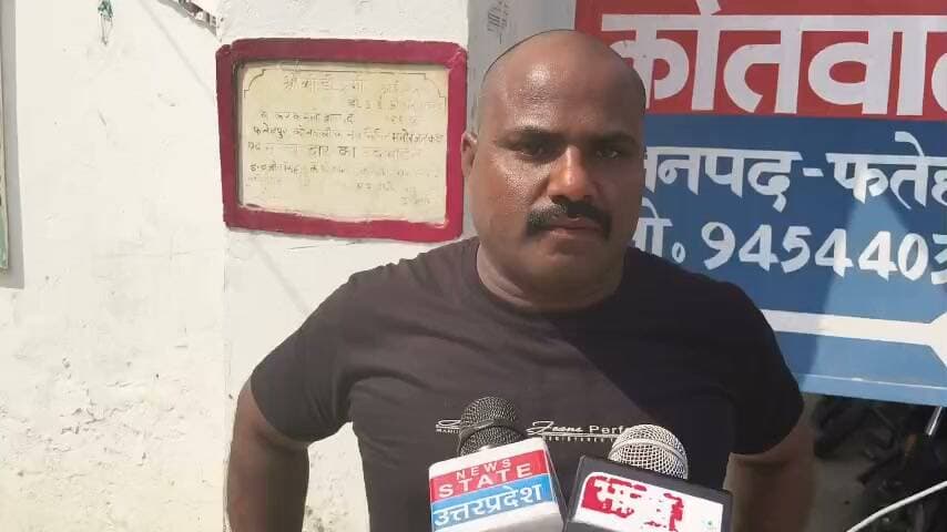 फतेहपुर के कबाड़ी मार्केट में मारपीट, चार लोगों के घायल होने की सूचना
घायल युवक को अस्पताल पहुंचाने में कोतवाली पुलिस ने दिखाई तत्परता, एसपी के निर्देशन में जांच जारी
वायरल वीडियो की भी होगी पड़ताल, सीसीटीवी फुटेज और प्रत्यक्षदर्शियों के बयान से स्पष्ट होगा घटनाक्रम
फतेहपुर | 23 अक्टूबर 2026 | ND NEWS | दैनिक निष्पक्ष धारा
उत्तर प्रदेश के फतेहपुर जिले की सदर कोतवाली क्षेत्र के कबाड़ी मार्केट में मारपीट और एक युवक को कथित तौर पर बंधक बनाकर पीटने का मामला सामने आया है। घटना में चार लोगों के घायल होने की जानकारी है। पुलिस और कुछ महिलाओं के बीच कथित धक्का-मुक्की का वीडियो भी सोशल मीडिया पर वायरल होने की बात कही जा रही है। मामले की सूचना मिलते ही कोतवाली प्रभारी निरीक्षक हेमंत कुमार मिश्रा पुलिस टीम के साथ मौके पर पहुंचे और घायल युवक को अस्पताल भिजवाया। पुलिस अब विवाद की वजह और घटना में शामिल लोगों की भूमिका की जांच कर रही है।
सूचना मिलते ही मौके पर पहुंचे कोतवाल
प्राप्त जानकारी के अनुसार, कबाड़ी मार्केट क्षेत्र में किसी बात को लेकर विवाद हुआ, जो बाद में मारपीट में बदल गया। युवक को बंधक बनाकर पीटने के आरोप भी सामने आए हैं। हालांकि, विवाद की वास्तविक वजह और घटनाक्रम की पूरी जानकारी जांच के बाद ही स्पष्ट होगी।
कोतवाली प्रभारी निरीक्षक हेमंत कुमार मिश्रा ने सूचना मिलते ही पुलिस बल के साथ मौके पर पहुंचकर स्थिति का जायजा लिया। घायल युवक को उपचार के लिए अस्पताल पहुंचाना प्राथमिकता रही। पीड़ित की ओर से दी गई तहरीर के आधार पर पुलिस मामले की विवेचना कर रही है।
एसपी अभिमन्यु मांगलिक के निर्देशन में जांच
पुलिस अधीक्षक अभिमन्यु मांगलिक के निर्देशन में मामले की निष्पक्ष जांच और कानून-व्यवस्था बनाए रखना महत्वपूर्ण है। संवेदनशील परिस्थितियों में पुलिस की त्वरित पहुंच, घायल को चिकित्सा सहायता दिलाने और शिकायत के आधार पर जांच शुरू करने की कार्रवाई सराहनीय है।
अब पुलिस के सामने मारपीट के कारणों, युवक को बंधक बनाए जाने के आरोप और वायरल वीडियो में दिखाई देने वाली कथित धक्का-मुक्की की वास्तविकता स्पष्ट करने की जिम्मेदारी है। आसपास लगे सीसीटीवी कैमरों की फुटेज और स्थानीय लोगों के बयान जांच में महत्वपूर्ण भूमिका निभा सकते हैं।
निष्पक्ष जांच से सामने आएगा सच
सोशल मीडिया पर प्रसारित वीडियो के सभी तथ्यों की स्वतंत्र पुष्टि होना आवश्यक है। पुलिस को दोनों पक्षों की बात सुनकर उपलब्ध साक्ष्यों के आधार पर नियमानुसार कार्रवाई करनी चाहिए, ताकि किसी निर्दोष के साथ अन्याय न हो और दोषी पाए जाने वालों की जवाबदेही तय हो सके।
एनडी न्यूज़ की अपील: नागरिक विवाद के दौरान हिंसा से बचें और किसी भी शिकायत के लिए पुलिस का सहारा लें। अपुष्ट वीडियो या आरोपों को सत्य मानकर साझा न करें। प्रशासन से अपेक्षा है कि निष्पक्ष जांच कर उचित कार्रवाई करे और क्षेत्र में शांति बनाए रखने के लिए आवश्यक कदम उठाए।
👇👇
@dgpup
@RSSorg
@UPGovt
@wpl1090
@RSSgeet
@Uppolice
@MIB_India
@PMOIndia
@HMOIndia
@abmanglik
@VHPDigital
@igrangealld
@myogioffice
@InfoDeptUP
@dmfatehpur
@sdmsadarftp
@CMOfficeUP
@CMOUP_RC
@UPPRD1948
@ChiefSecyUP
@ChiefSecyUP
@MahantYogiG
@FatehpurSdm
@fatehpurpolice
@BajrangDalOrg
@rashtrapatibhvn
@UPMahilaKalyan
@112UttarPradesh
@myogiadityanath
@CommissionerPrg
@ADGZonPrayagraj
👇👇
#NDNews #दैनिकनिष्पक्षधारा #FatehpurNews #FatehpurPolice #AbhimanyuManglik #HemantKumarMishra #UPPolice #जनहित #निष्पक्षजांच
👇👇👇
🟥 ND NEWS | दैनिक निष्पक्ष धारा
मुख्य संपादक/संस्थापक: राजन सिंह हाड़ा
सह-संपादक: शालिनी सिंह भदौरिया
रिपोर्ट: फतेहपुर जिला ब्यूरो
दिनांक: 23 अक्टूबर 2026
📍 फतेहपुर: 1/1, अटल बिहारी चौराहा, नियर वर्मा चौराहा, UP–212601
📍 लखनऊ: विधानसभा रोड, बर्लिंगटन चौराहा, UP–226001
📍 दिल्ली: U158, विकास मार्ग, लक्ष्मी नगर, दिल्ली–110092
📧 ndnewschannel@gmail.com
📞 9696119696
संकल्प: निष्पक्ष पत्रकारिता, जनहित सर्वोपरि।